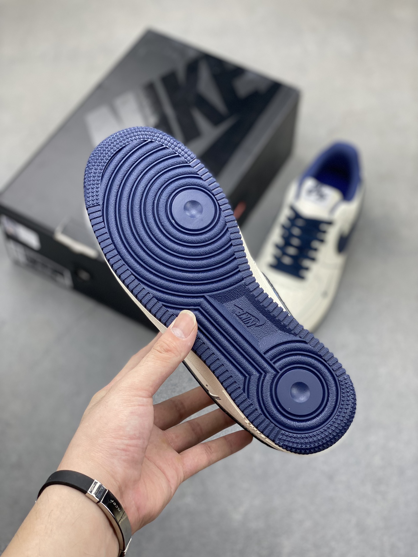 Nike Air Force 1 '07 Low Supreme - Limited Edition Sneaker 7 i1721588474 6779 1