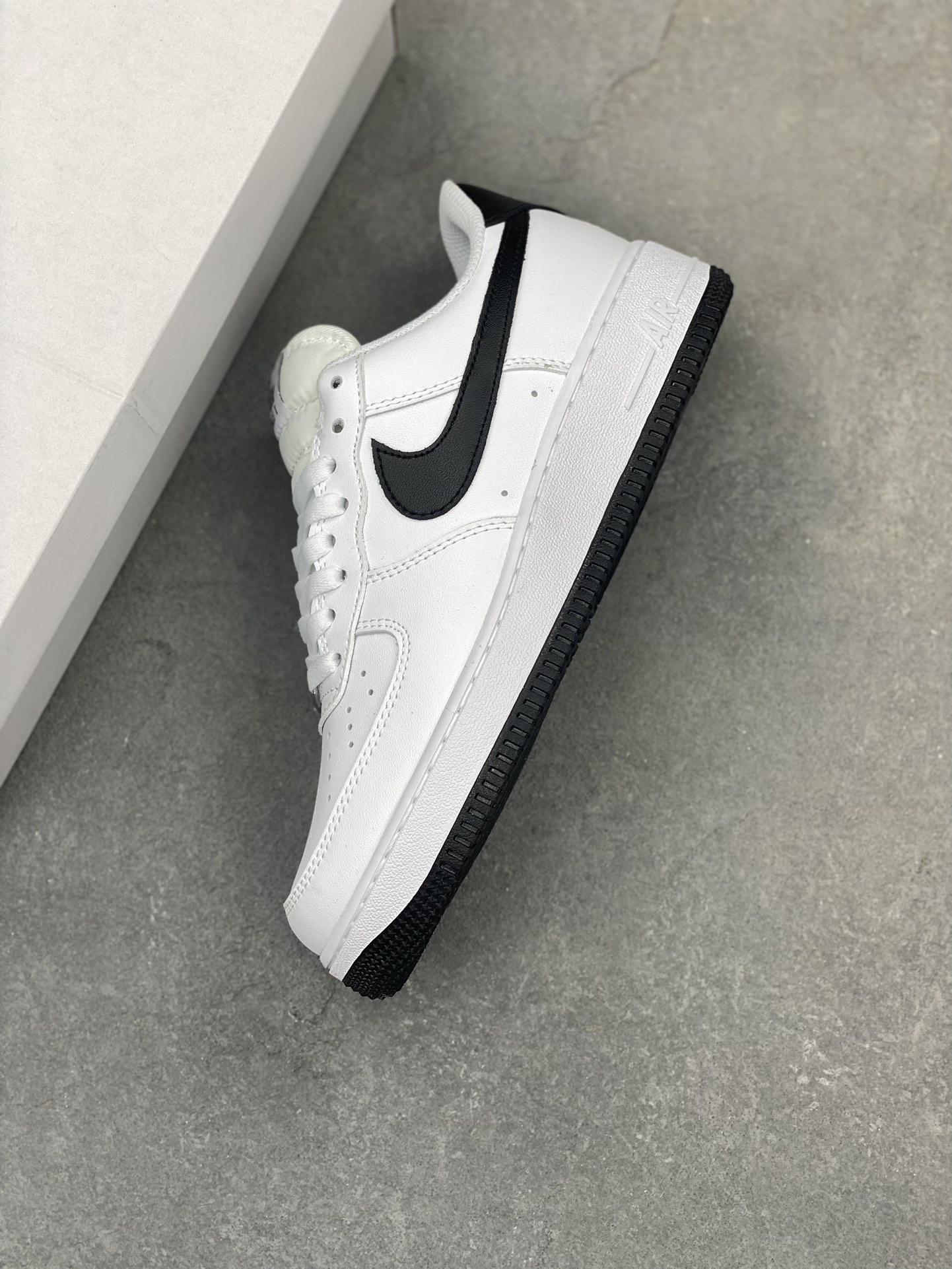 Nike Air Force 1 Low: Versatile & Stylish Sneakers for Everyday Wear 8 i1722790301 9530 4
