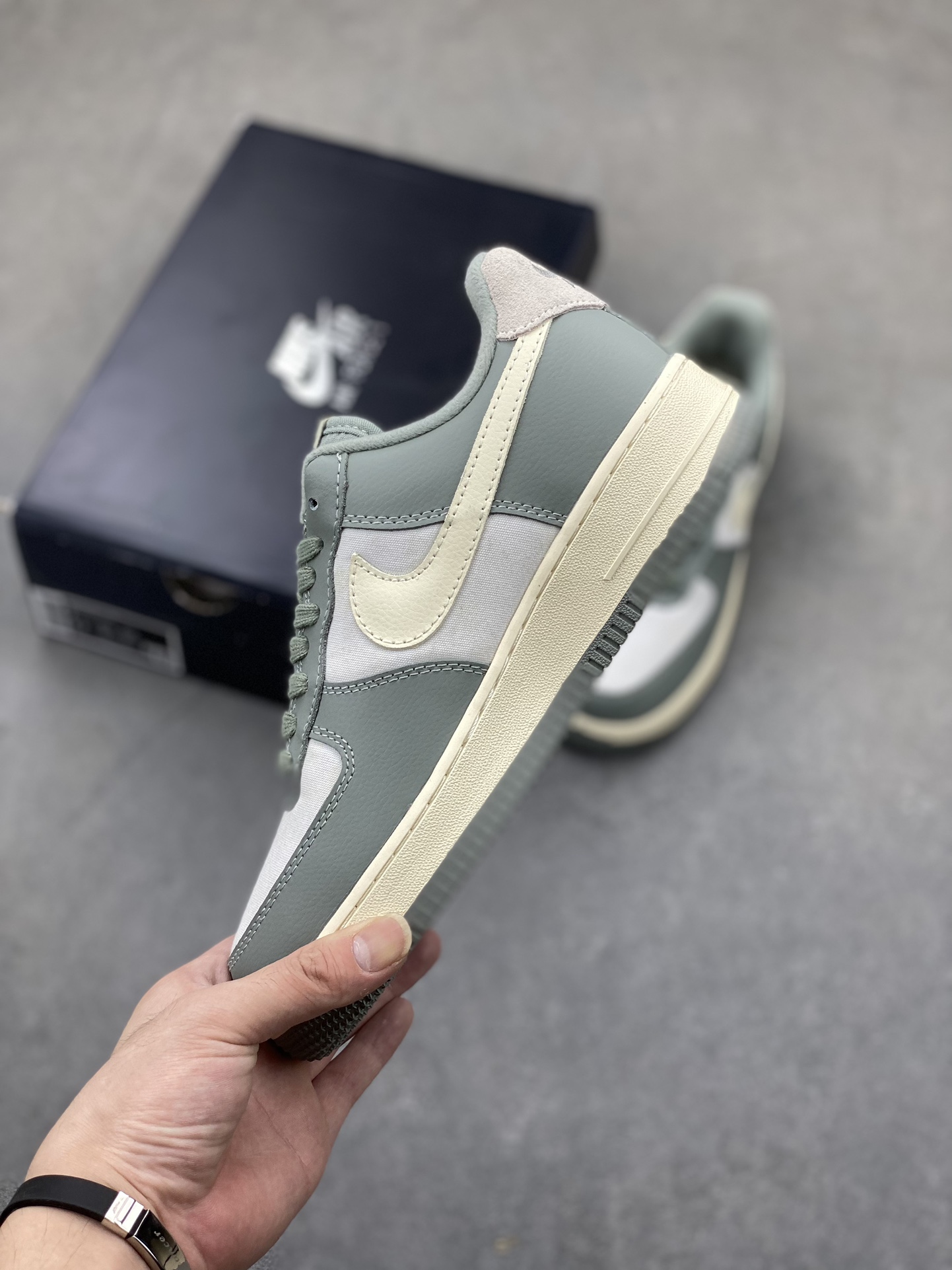 Nike Air Force 1 '07 Low: Iconic Style, Superior Comfort in Light Olive 4 i1724357463 7950 0