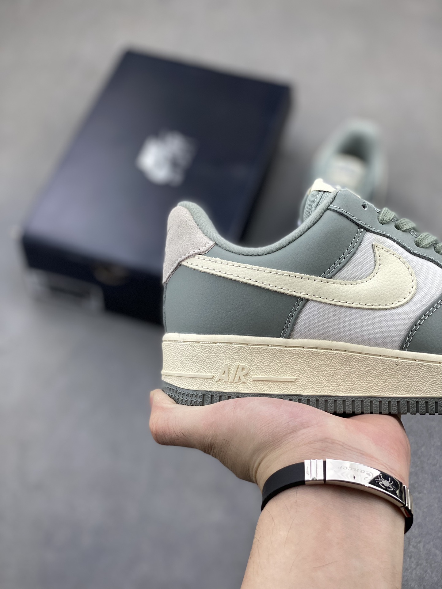 Nike Air Force 1 '07 Low: Iconic Style, Superior Comfort in Light Olive 6 i1724357464 2457 5