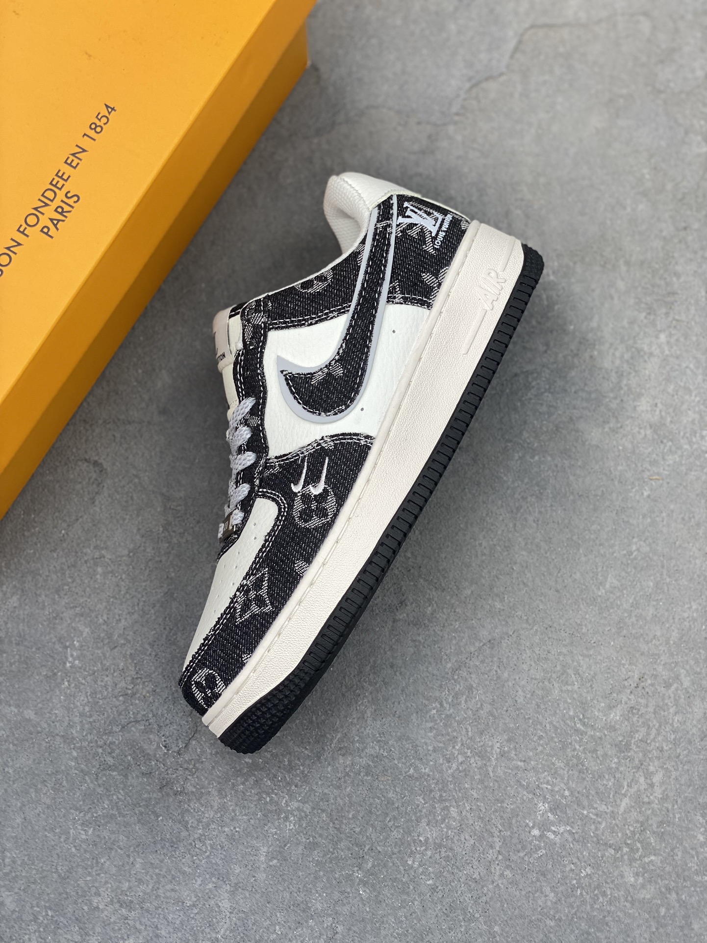 Nike Air Force 1 '07 Low Louis Vuitton Collab Black White Sneakers 8 i1725136485 519 0