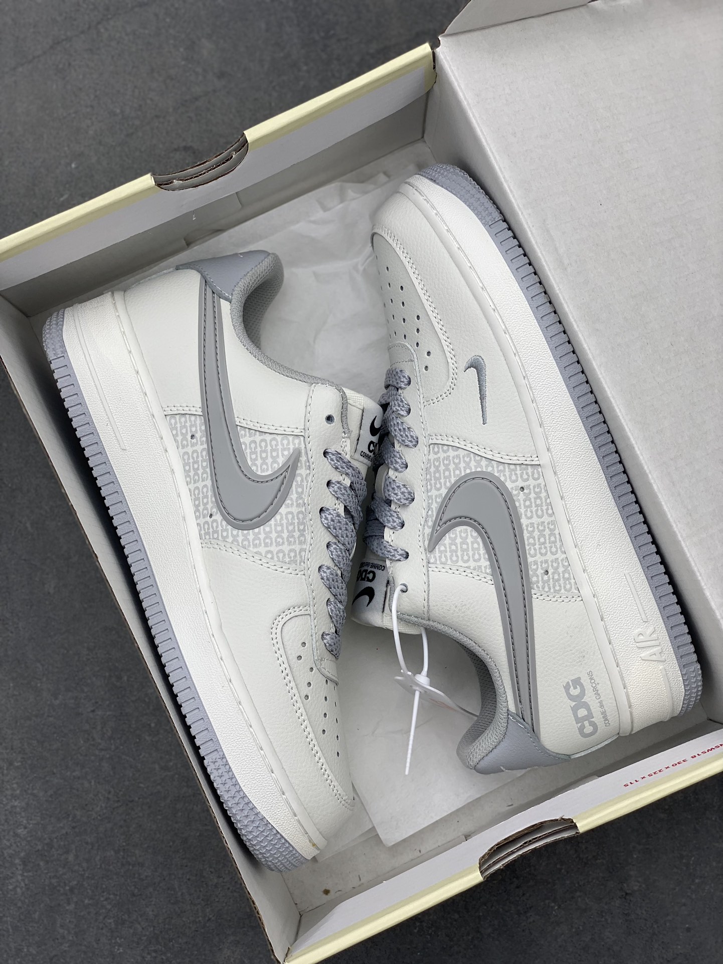 Nike Air Force 1 Low x CDG Collaboration Sneakers - Streetwear Fashion 10 i1725223103 196 4