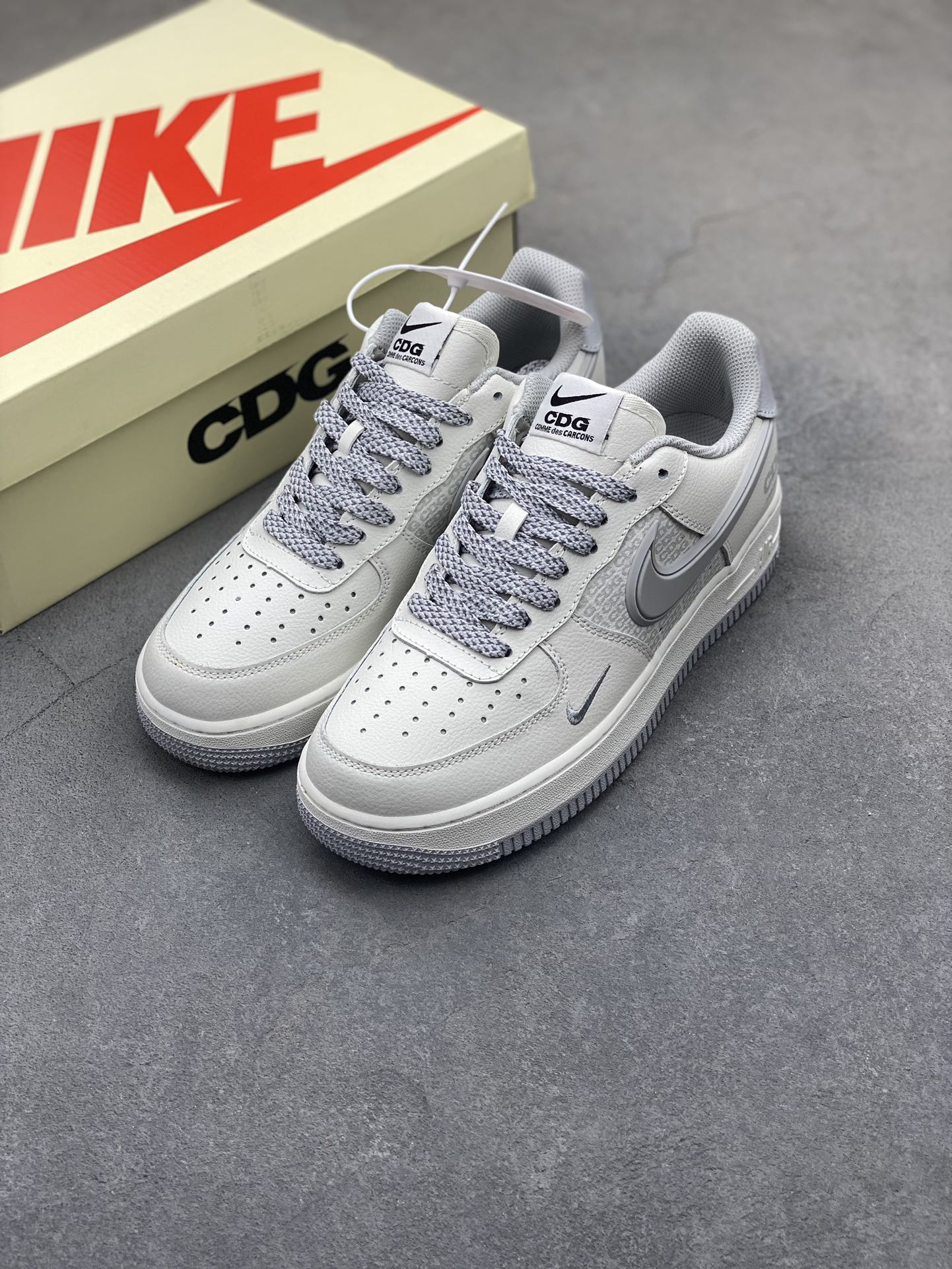 Nike Air Force 1 Low x CDG Collaboration Sneakers - Streetwear Fashion 9 i1725223103 9527 7