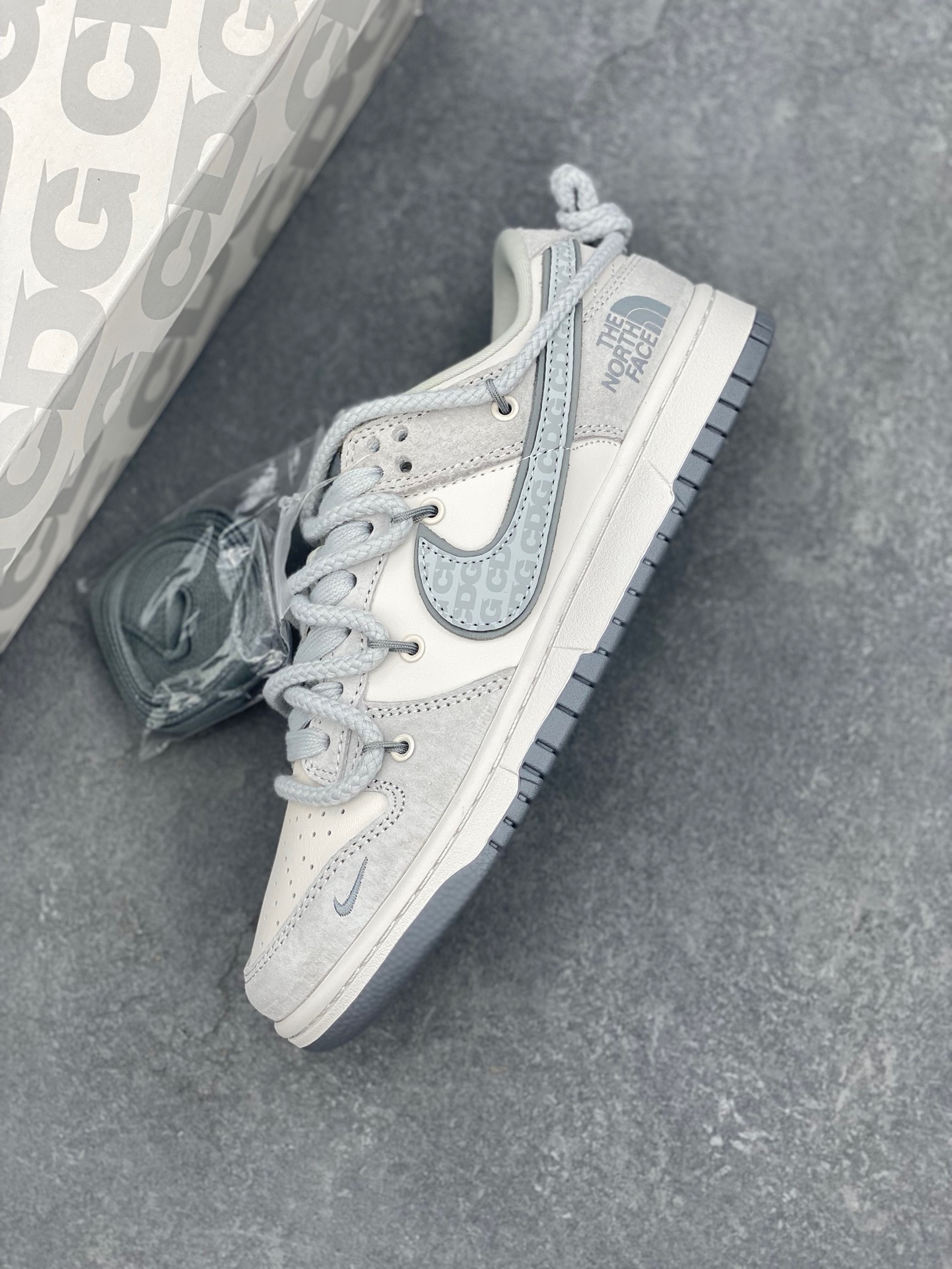 Nike SB Dunk Low The North Face Casual Skateboarding Shoes 8 i1726082887 8247 0