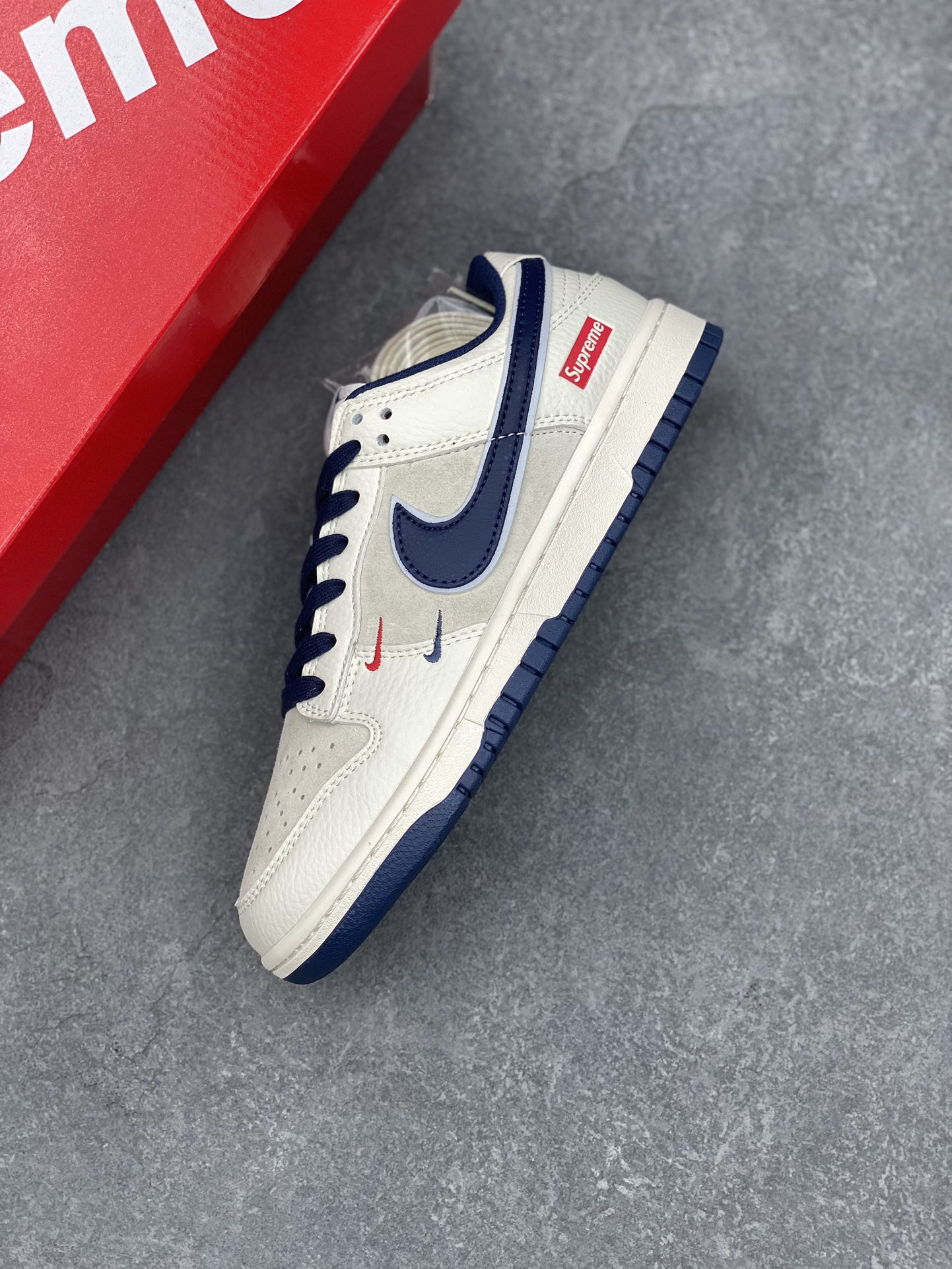 Nike SB Dunk Low Supreme Collab - Double Swoosh - Premium Sneakers 8 i1726161241 8228 8