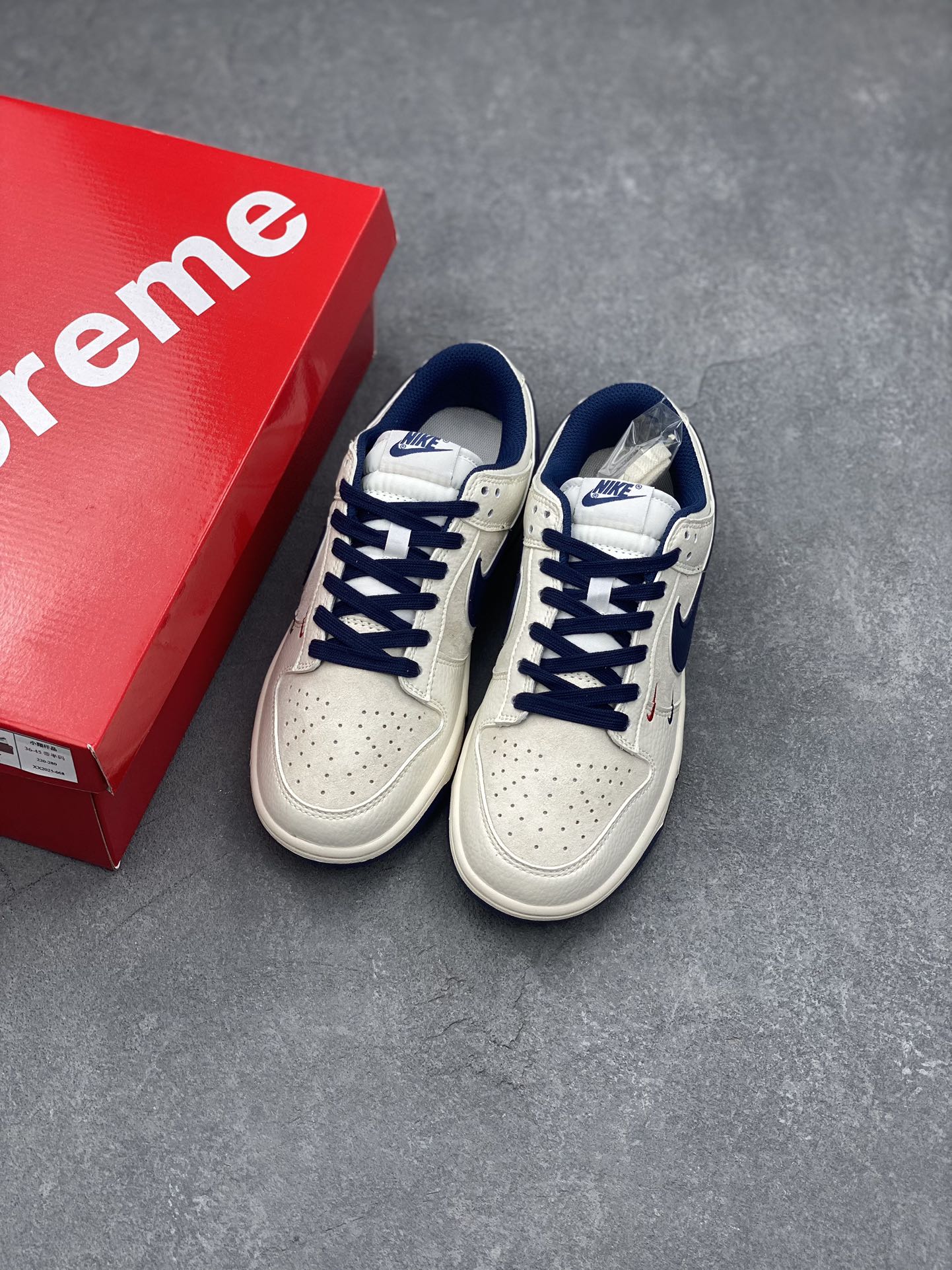 Nike SB Dunk Low Supreme Collab - Double Swoosh - Premium Sneakers 9 i1726161241 8375 5
