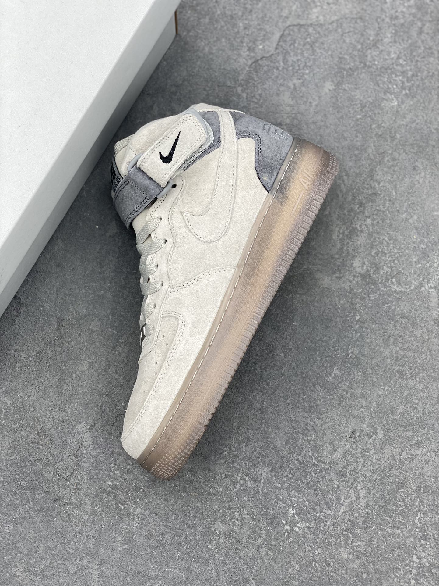 Nike Air Force 1 '07 Mid: Classic Style, Enhanced Comfort, and Durable Design 8 i1727629742 5782 5