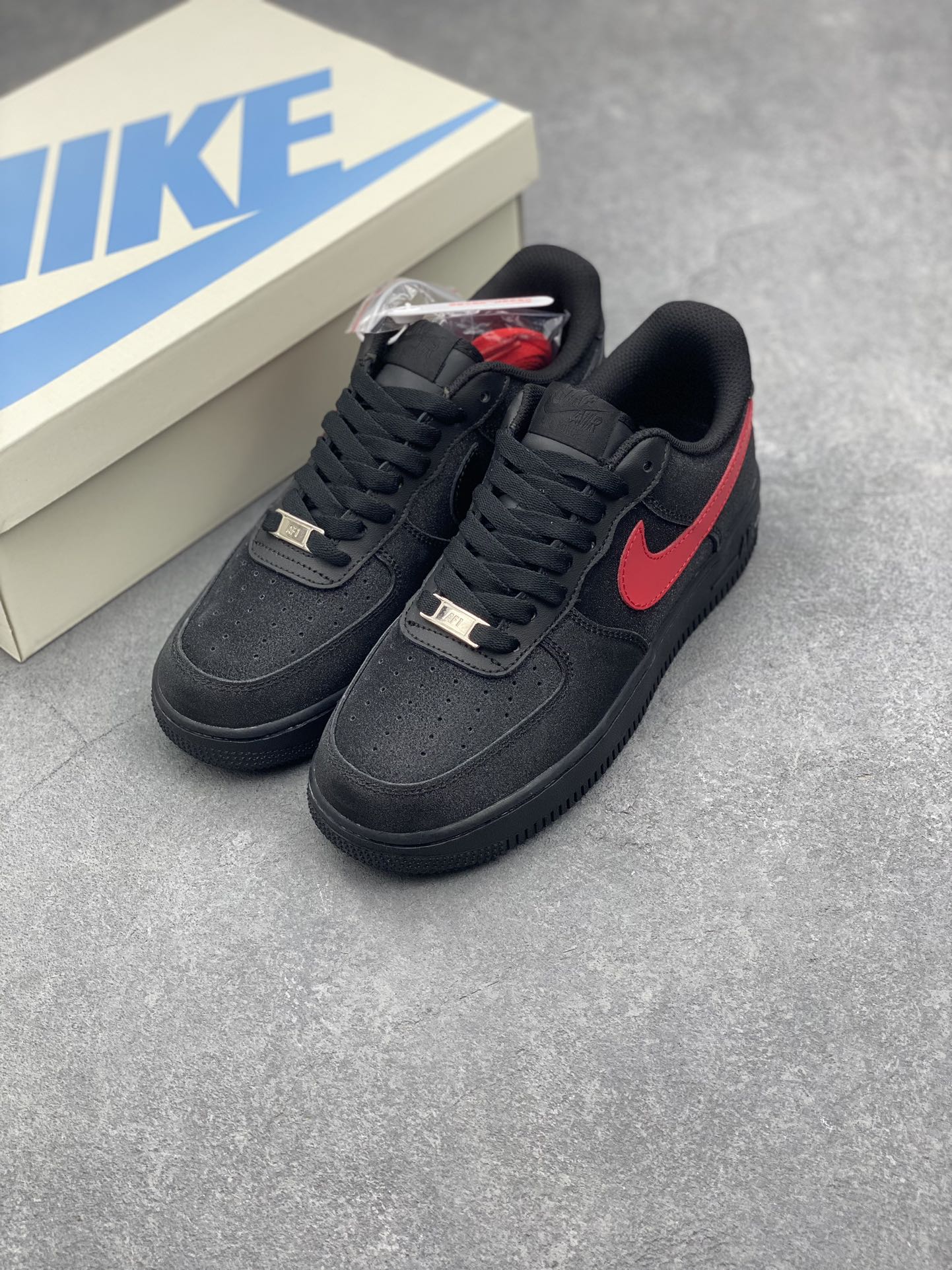 Nike Air Force 1 '07 Low Black Red Starry Sky Sneakers 9 i1727931797 9958 8
