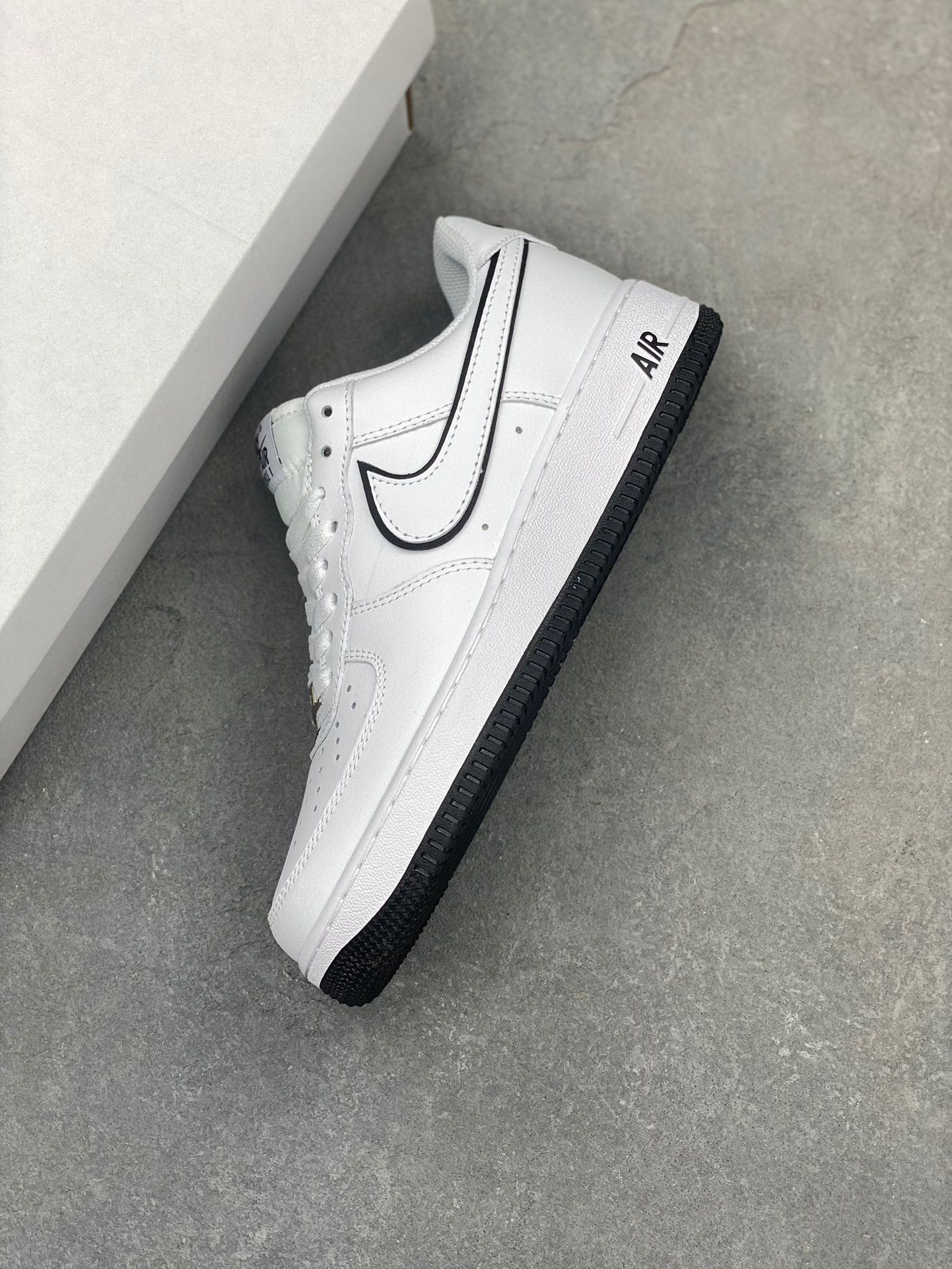 Nike Air Force 1 '07 Low-Top Sneaker - Timeless Style & All-Day Comfort 8 i1728253023 1366 5