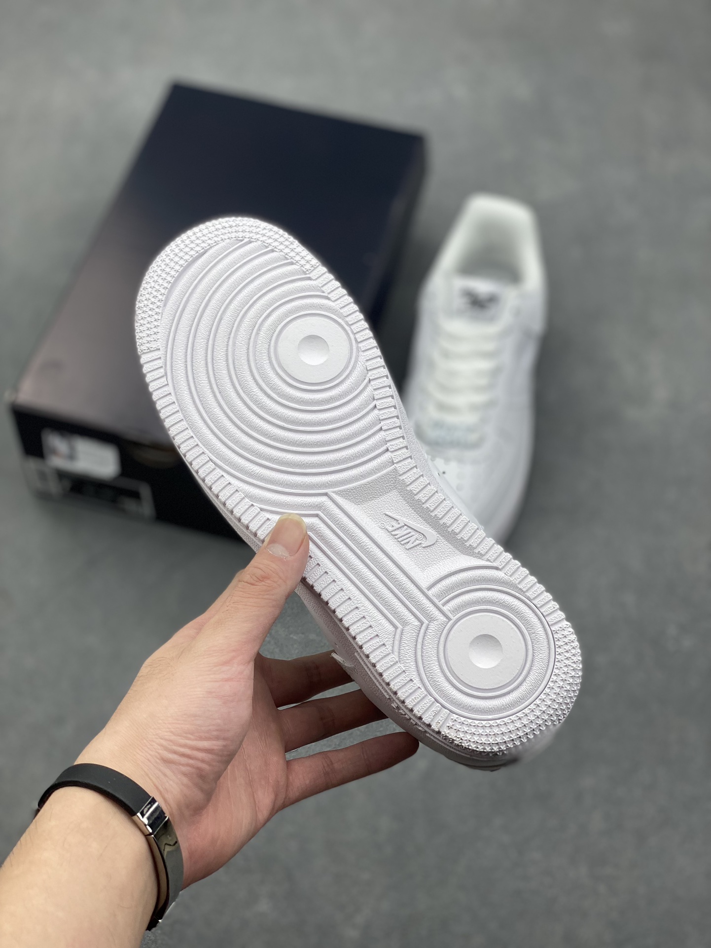 Nike Air Force 1 Low '07 - Classic White Sneaker with Air Cushioning 7 i1728423314 4662 3