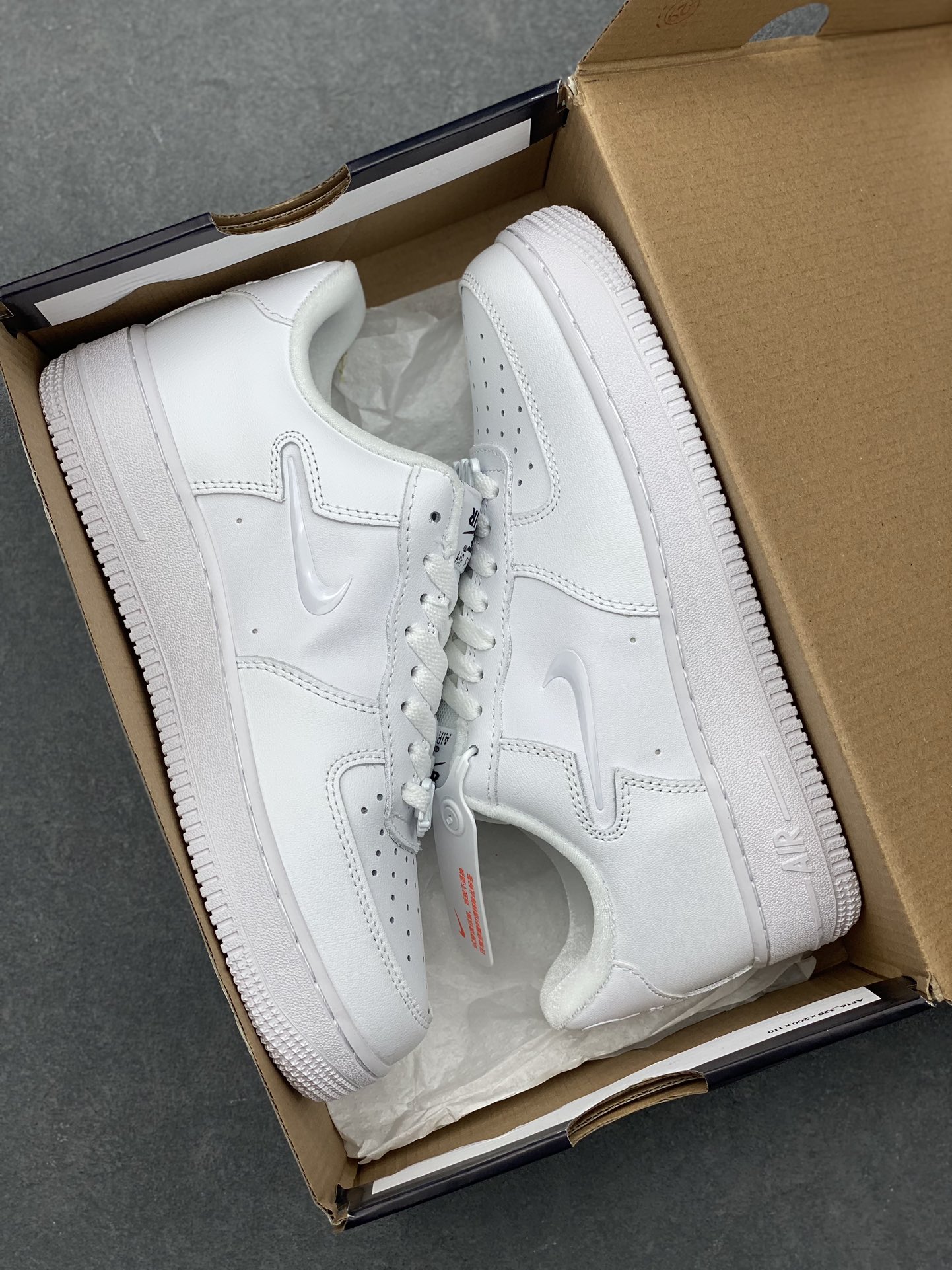 Nike Air Force 1 Low '07 - Classic White Sneaker with Air Cushioning 10 i1728423314 806 1