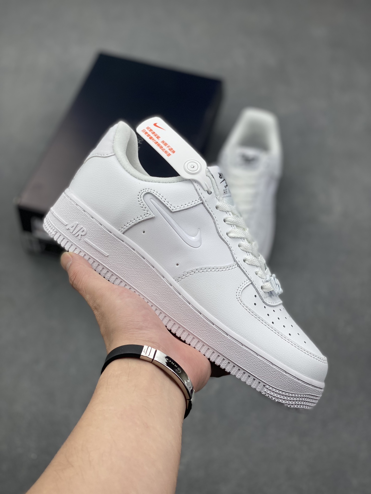 Nike Air Force 1 Low '07 - Classic White Sneaker with Air Cushioning 2 i1728423315 5106 4