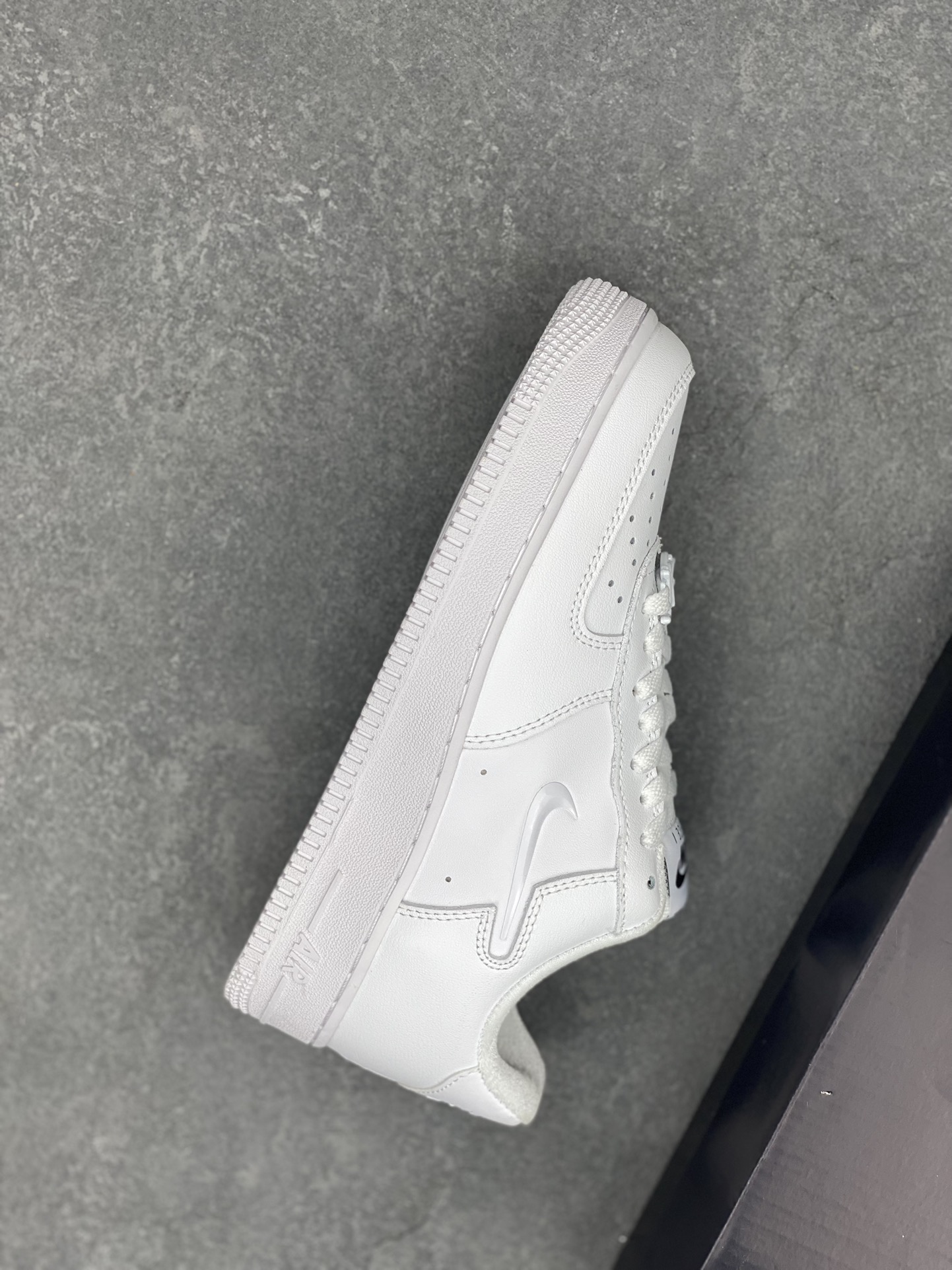 Nike Air Force 1 Low '07 - Classic White Sneaker with Air Cushioning 8 i1728423315 6812 5