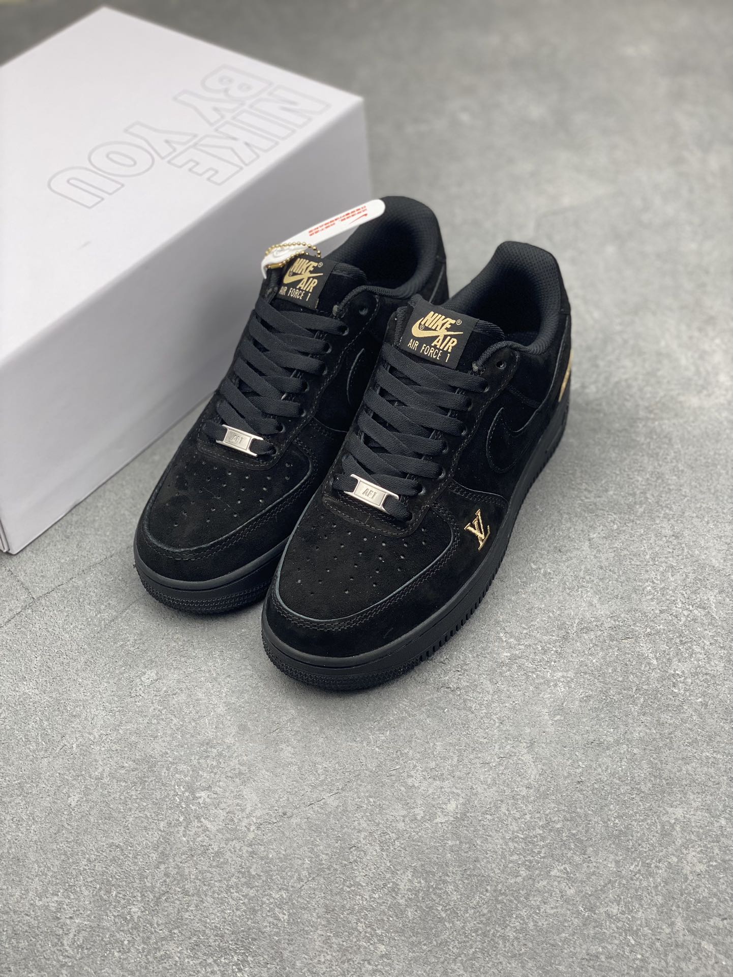 NK Air Force 1 '07 Low Custom Black Leather Sneakers with Accessories 9 i1729103729 9972 3