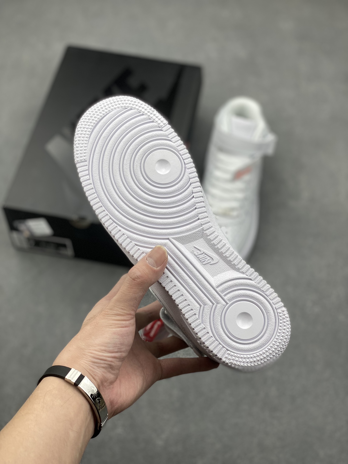 Nike x Supreme Air Force 1 Mid White Sneaker - Versatile & Stylish Shoe 7 i1730317013 7544 6