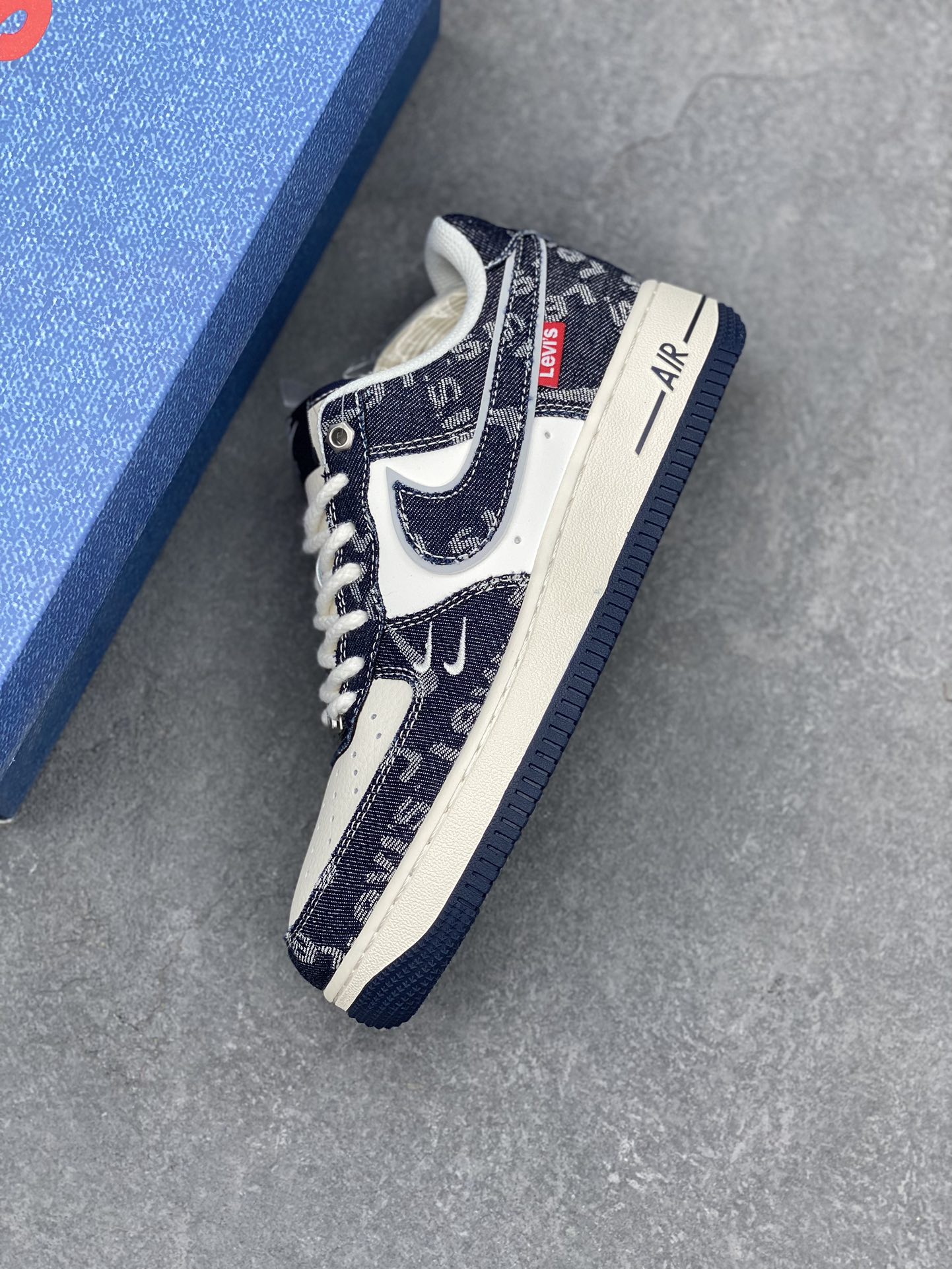 Nike Air Force 1 '07 Low Levi's Deep Blue Denim Sneakers 8 i1731183509 3363 4
