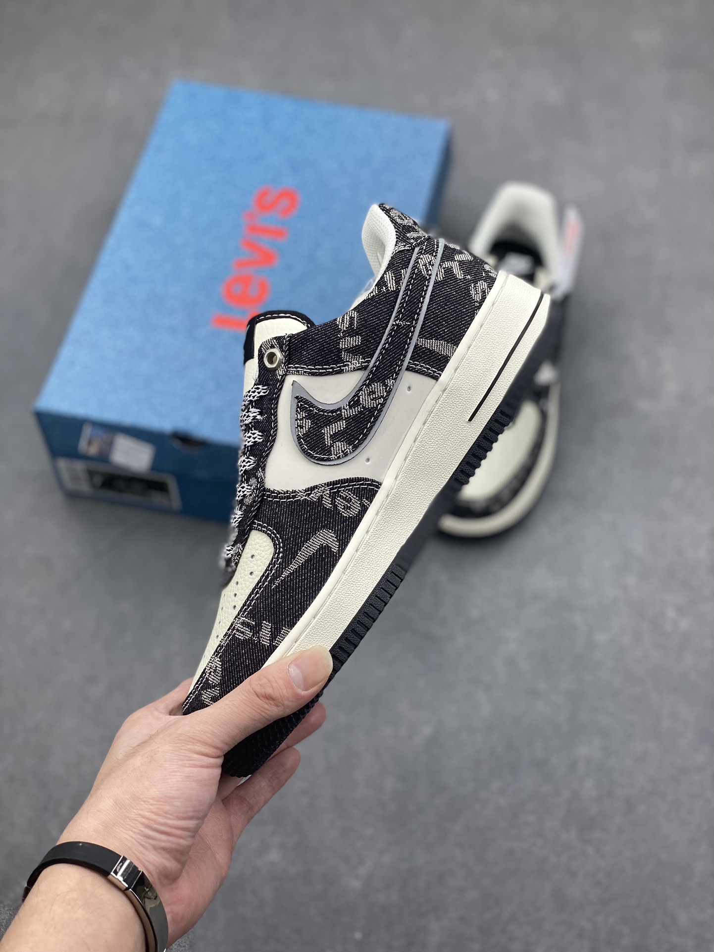 Nike Air Force 1 '07 Low Levi's Collab Sneakers - Black/White 4 i1731261906 3084 3