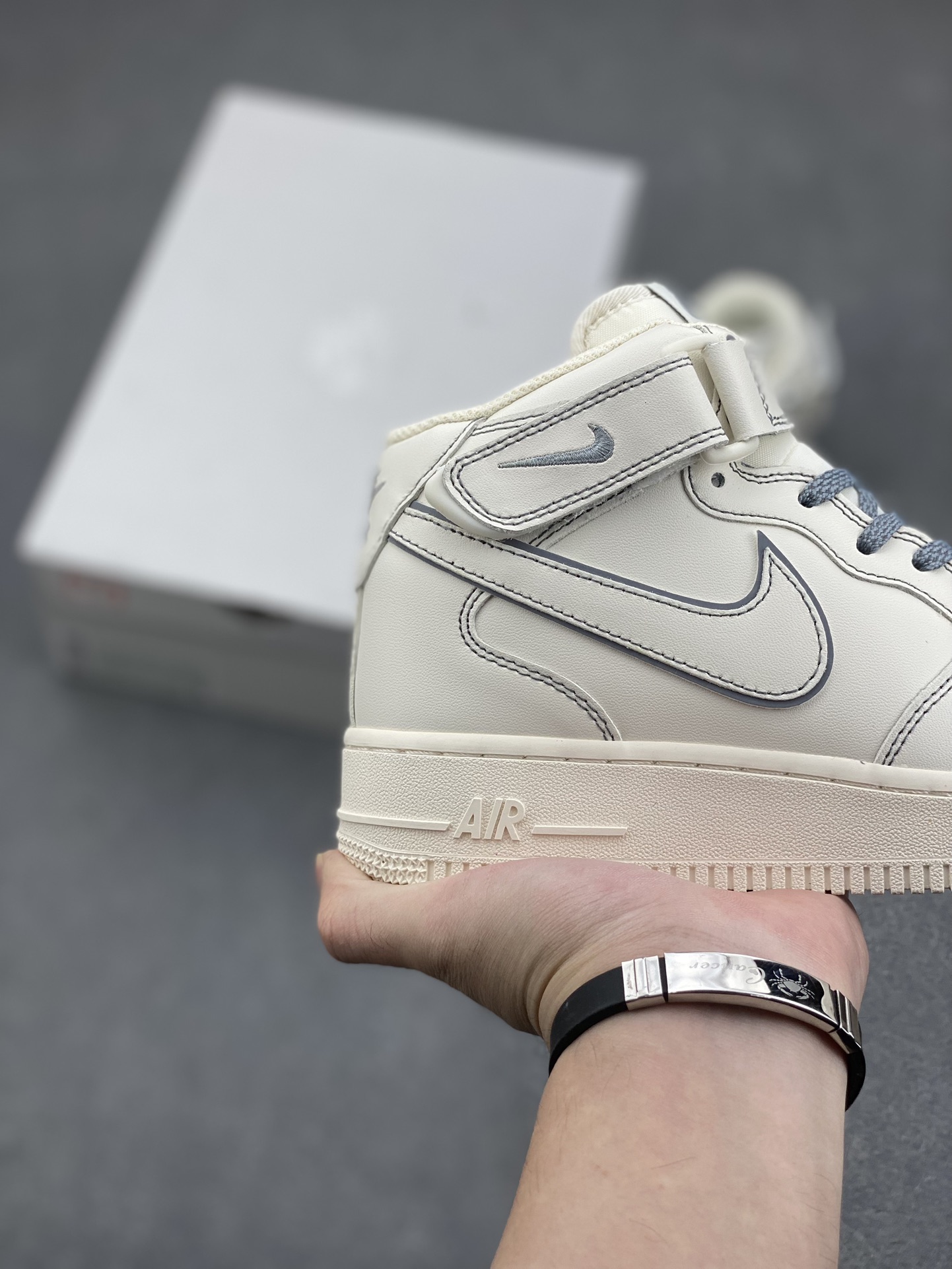 Nike Air Force 1 MID '07 'Rabbit Bugs' Basketball Shoes - Limited Edition 6 i1731689313 2730 4