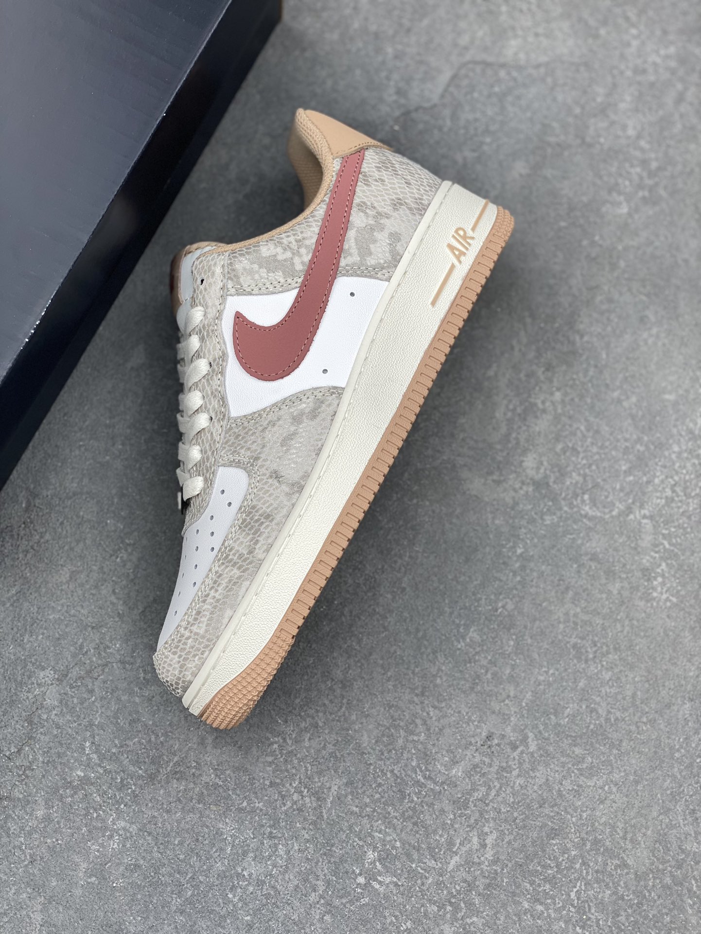 Nike Air Force 1 '07 Low-Top Sneakers - Versatile, Comfortable, and Stylish 8 i1732050918 1910 1