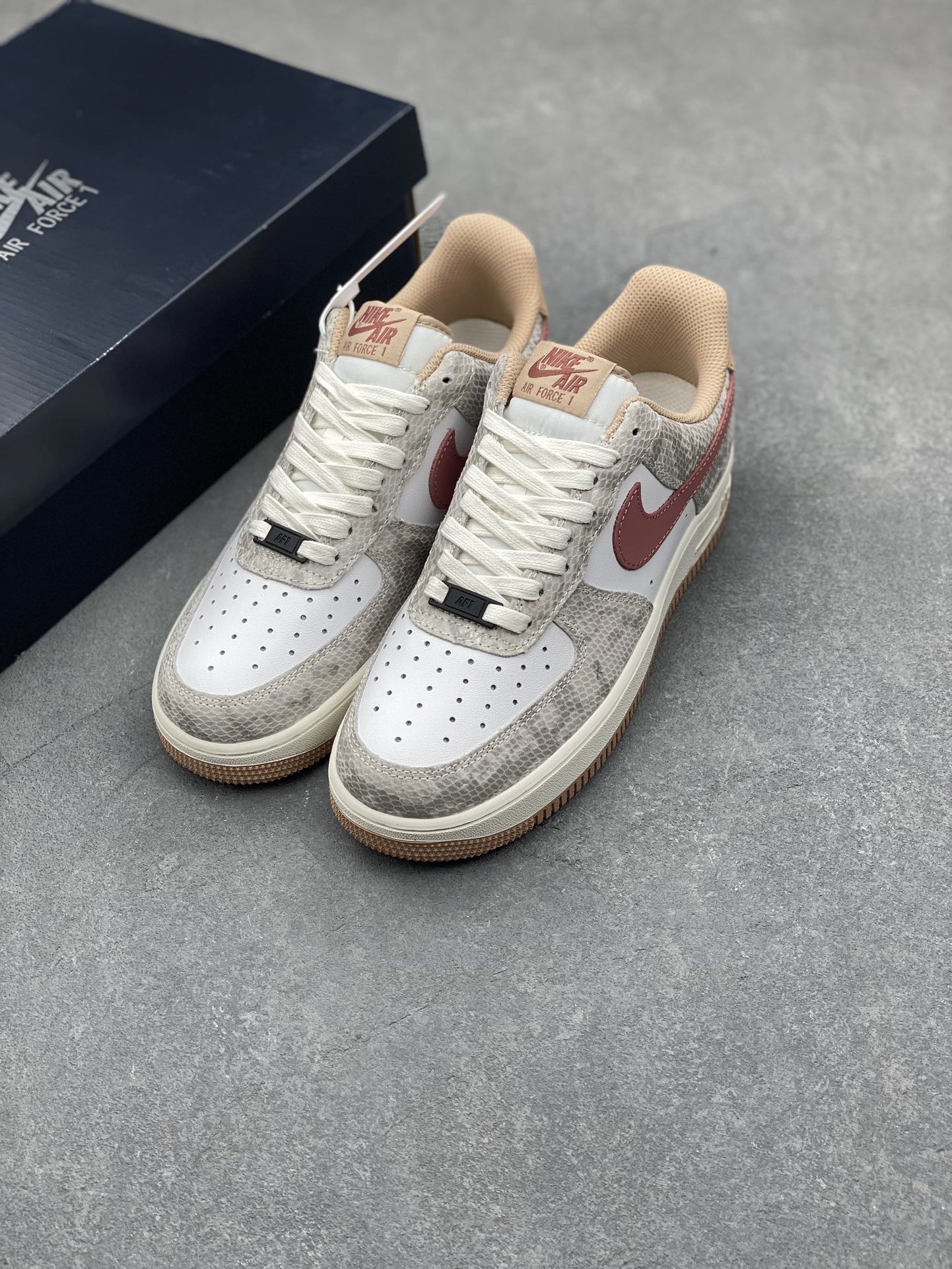 Nike Air Force 1 '07 Low-Top Sneakers - Versatile, Comfortable, and Stylish 9 i1732050918 4975 5