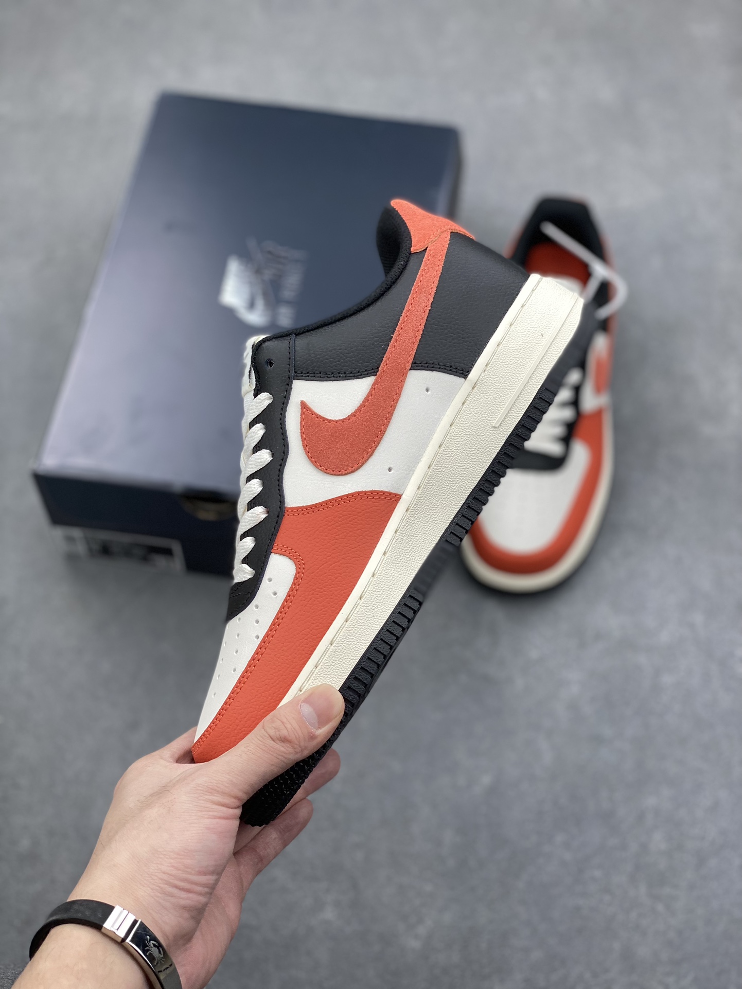 Nike Air Force 1 Low Retro Premium Sneaker HQ4987-010 4 i1732564873 2564 5
