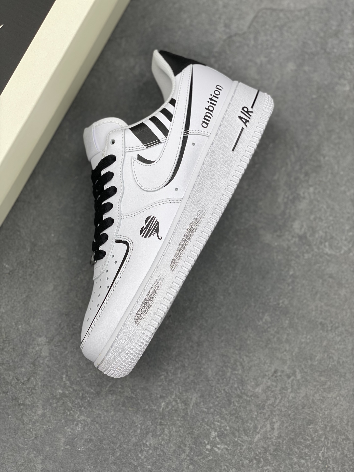 Nike Air Force 1 '07 Low White/Black - Iconic Style & Comfort 7 i1732637939 3042 0