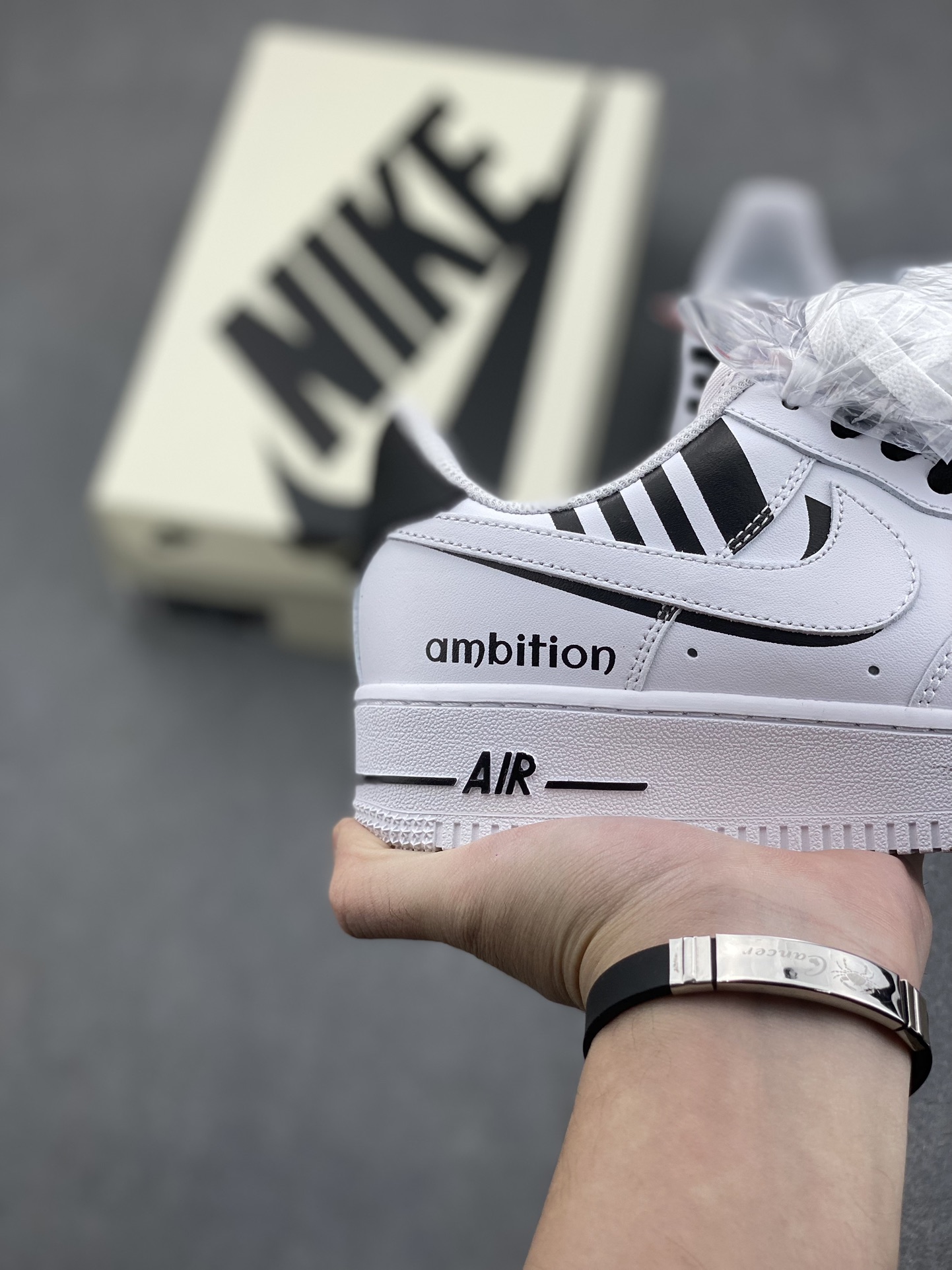 Nike Air Force 1 '07 Low White/Black - Iconic Style & Comfort 6 i1732637939 4671 1
