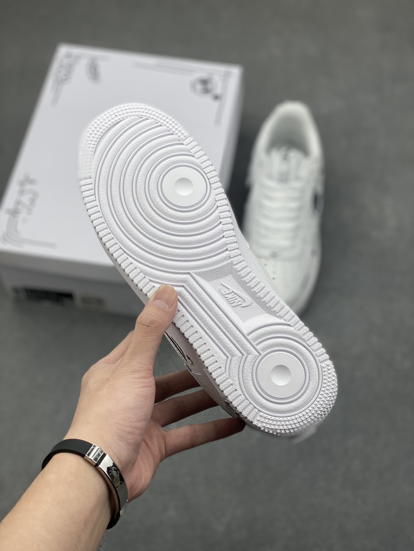 Nike Air Force 1 Low Smiley Face Casual Sneakers FB8971-020 7 i1733246304 3626 1