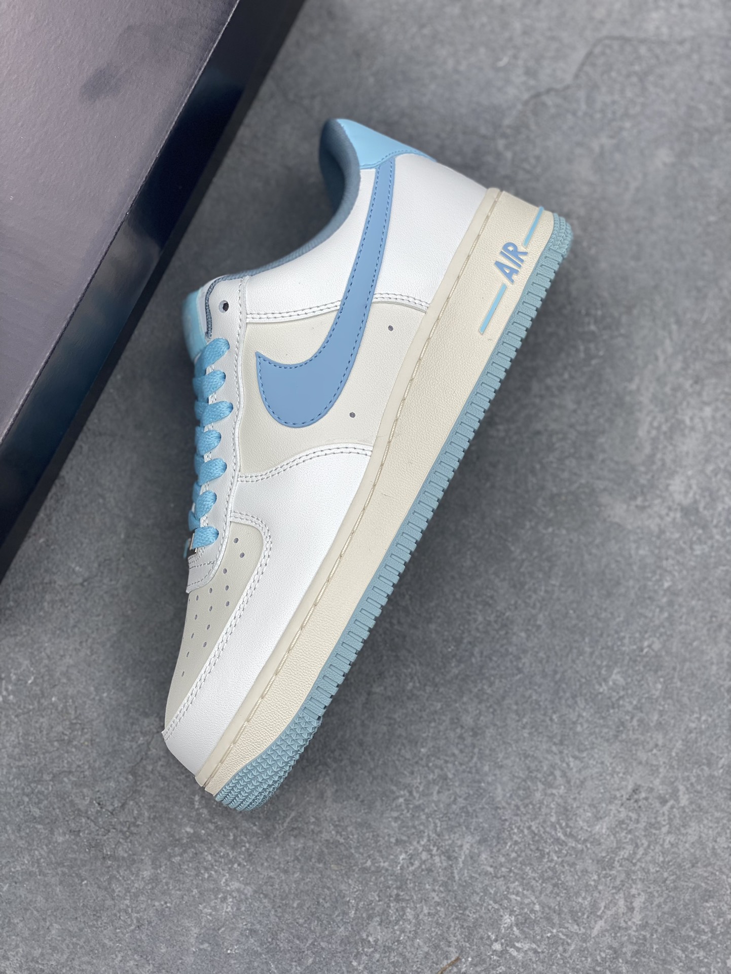 NK Air Force 1 Low-Top Sneakers: Original Design with Honeycomb Cushioning 8 i1733246656 1740 0