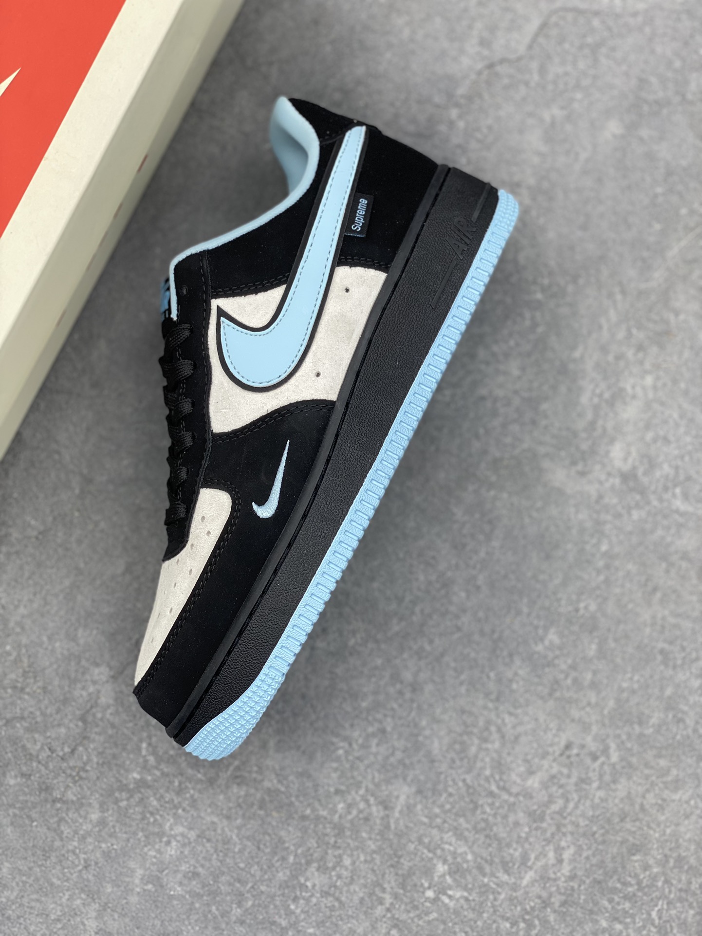 Nike Air Force 1 '07 Low Supreme Tiffany&Co. Limited Edition Sneakers 8 i1734367509 3930 5