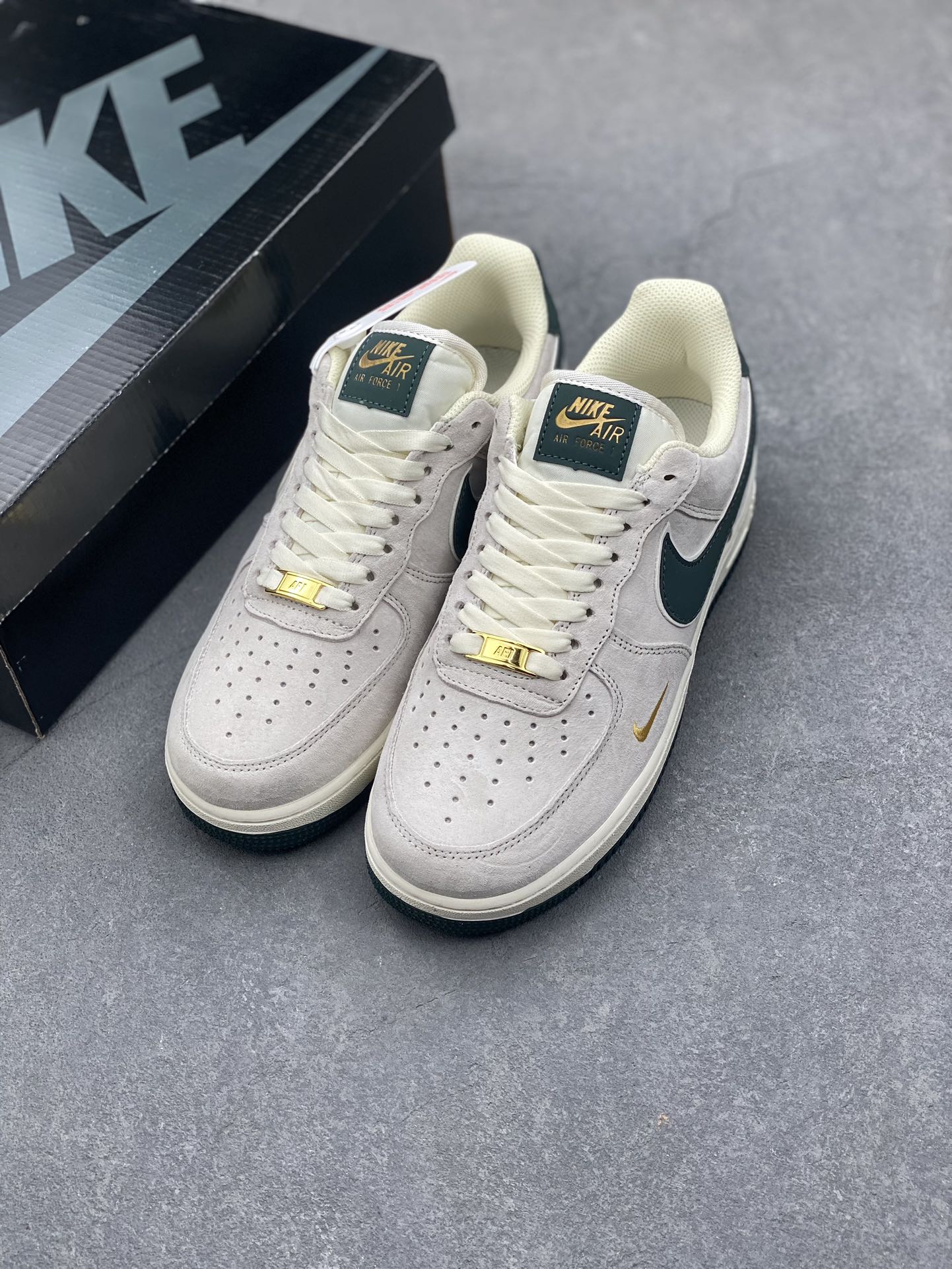 Nike Air Force 1 Low '07 Green Suede Sneakers 9 i1734453933 3735 4