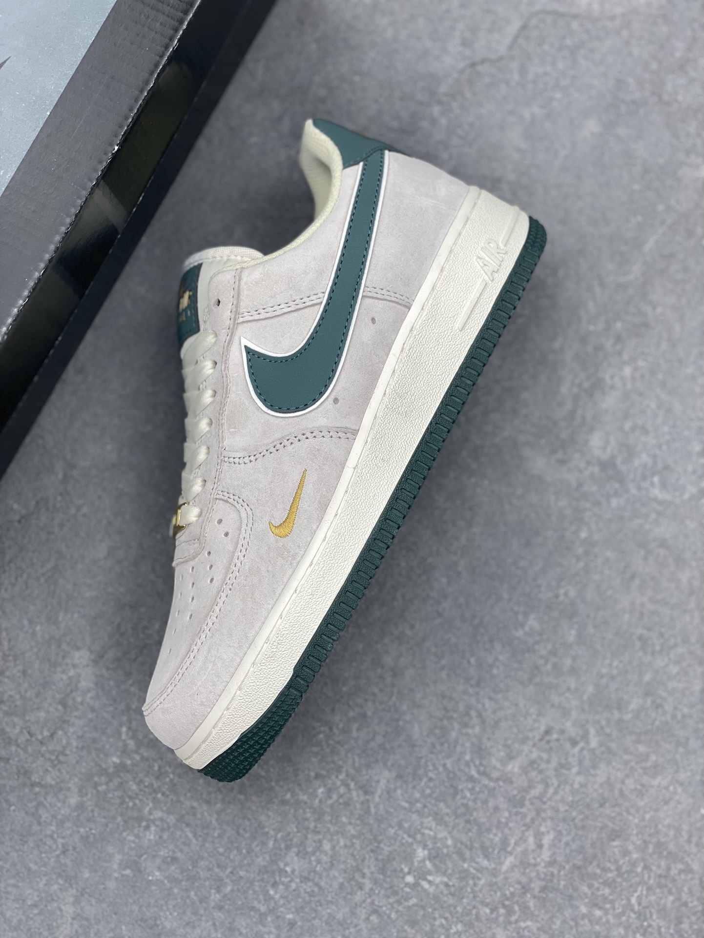 Nike Air Force 1 Low '07 Green Suede Sneakers 8 i1734453933 4972 7