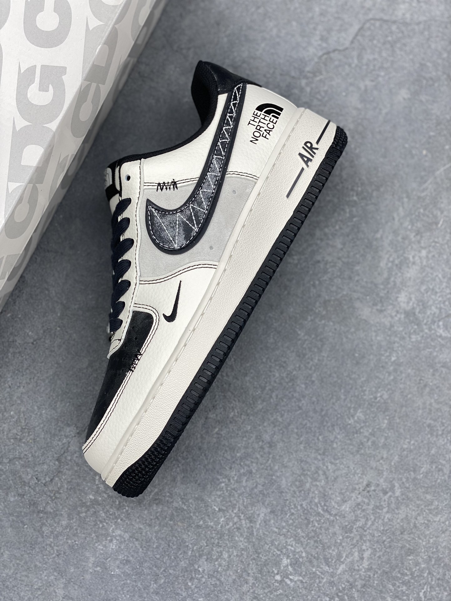 Nike Air Force 1 '07 Low x The North Face - Limited Edition Sneakers 8 i1734974067 3312 7