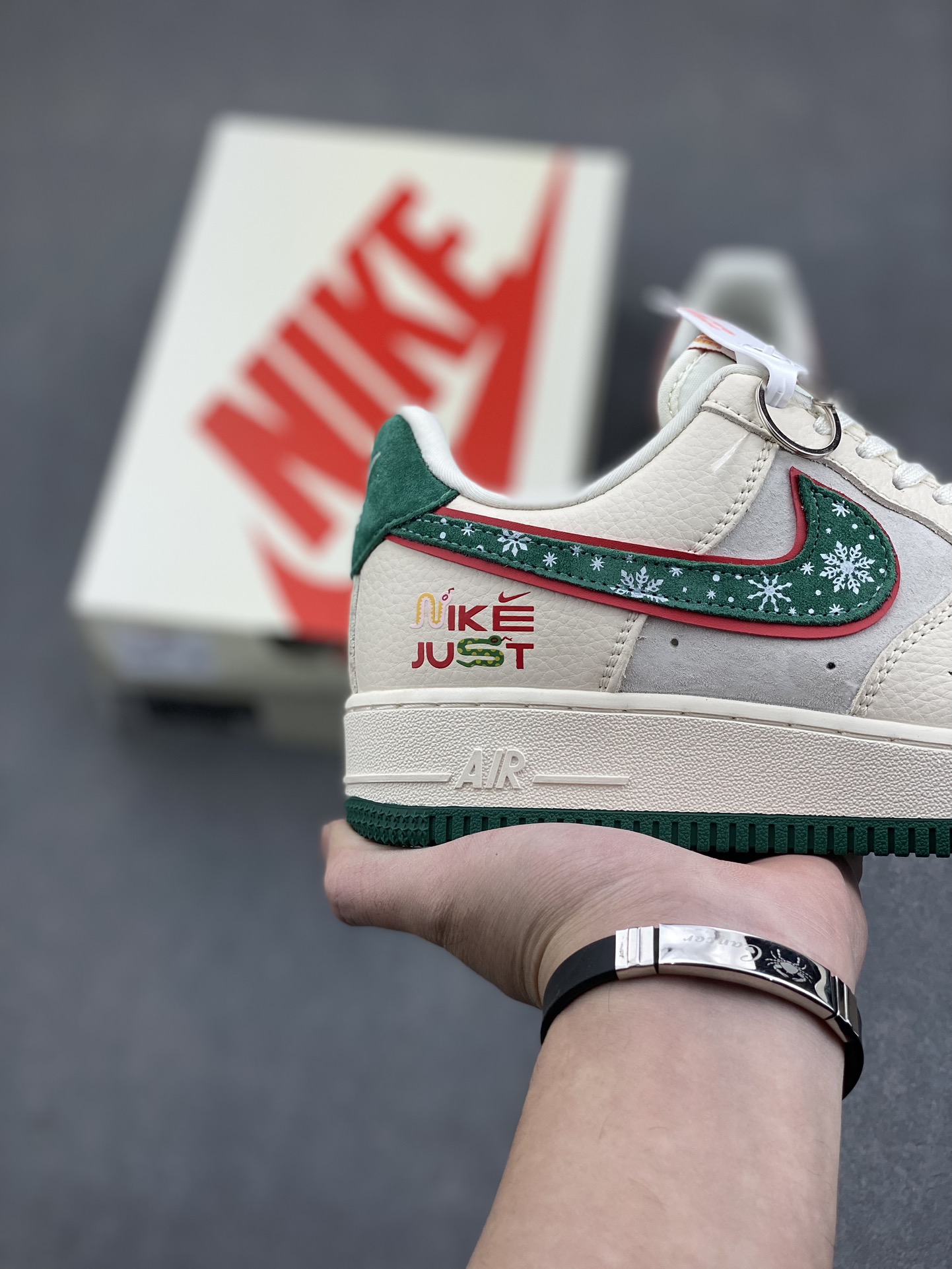 Nike Air Force 1 '07 Low "Just Do It" Christmas Tree Limited Edition 6 i1735057982 8430 7