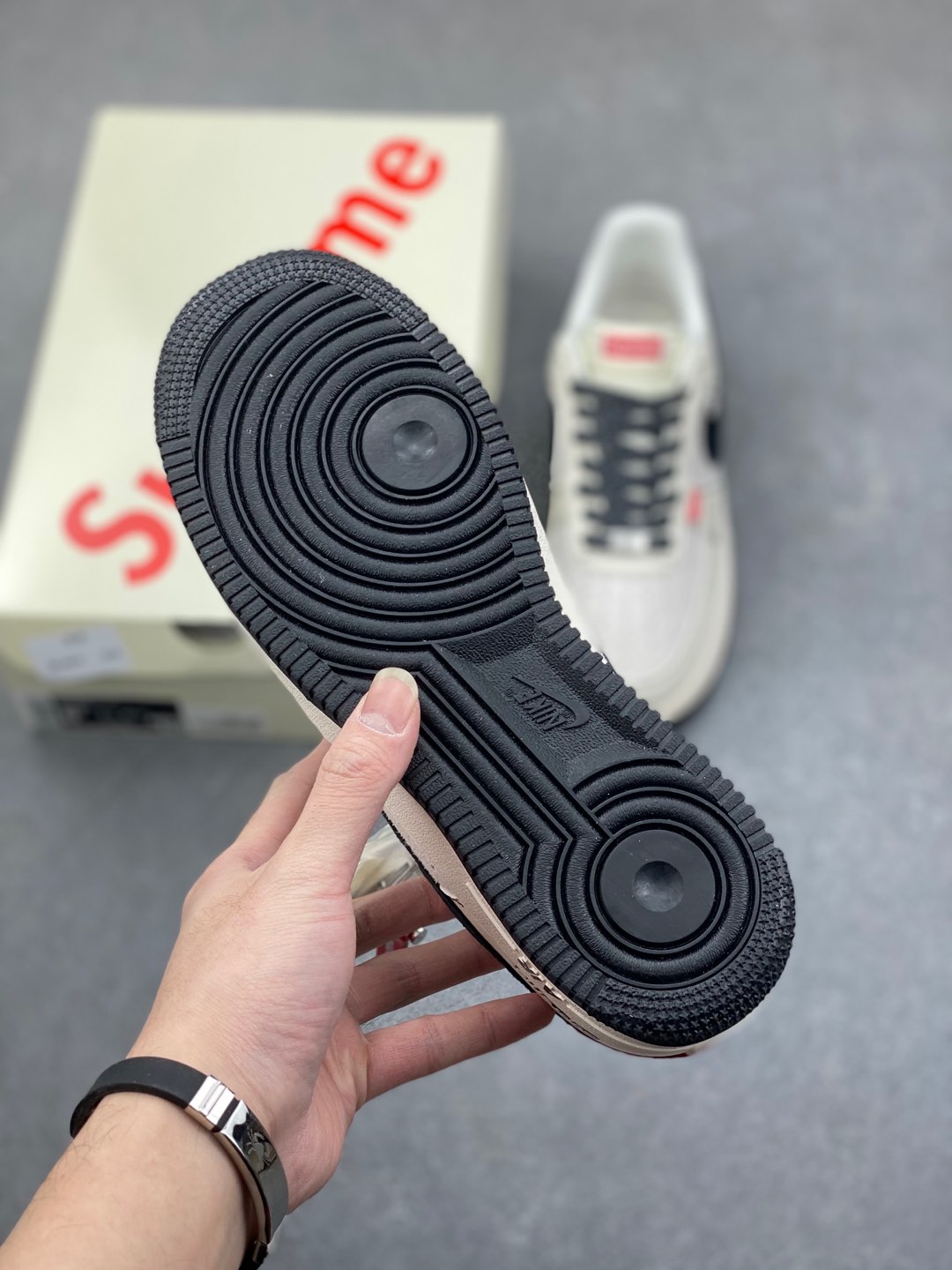 Nike Air Force 1 '07 Low Supreme Collab Sneakers - Limited Edition 7 i1735503984643 7124 0 5