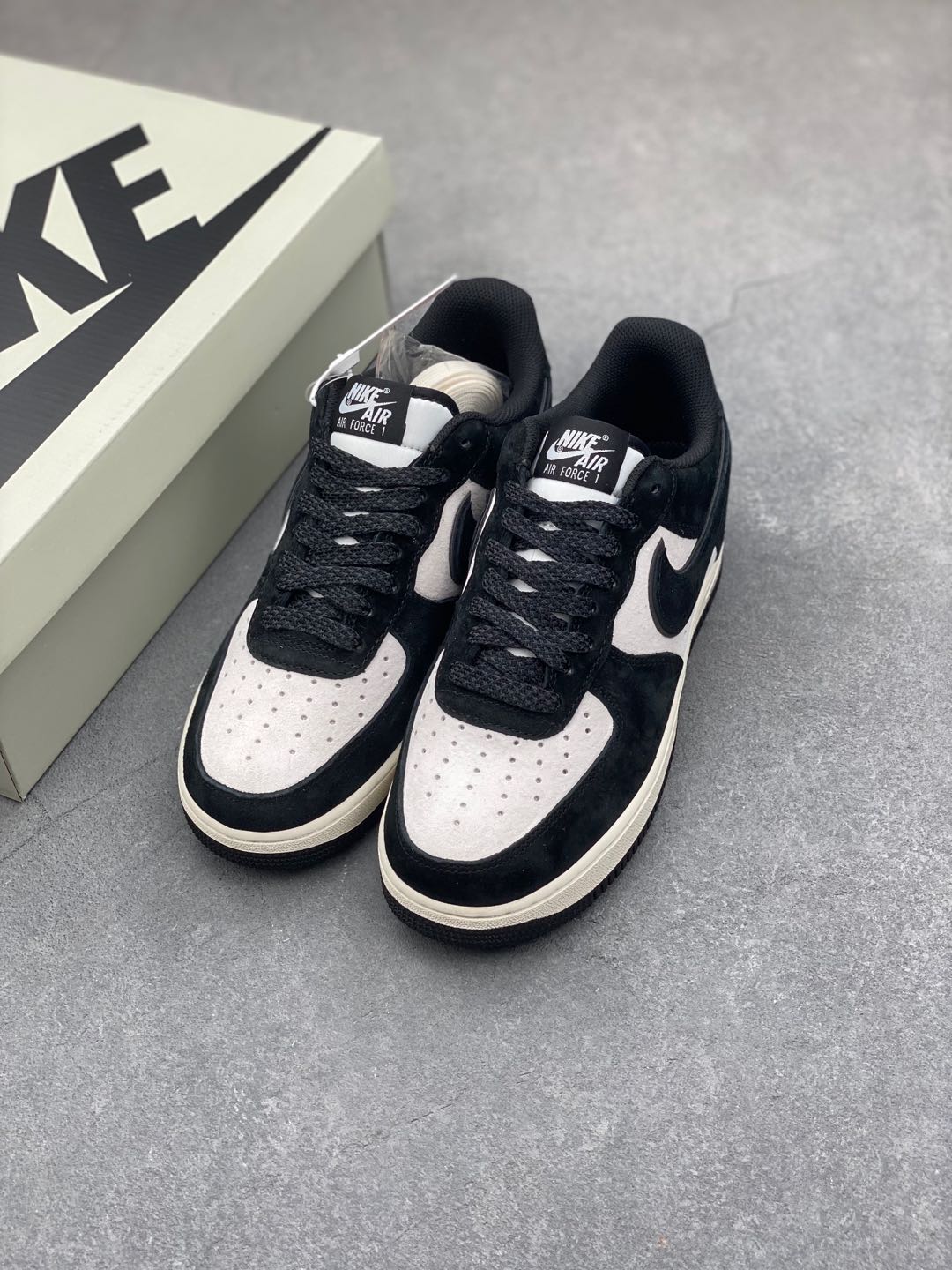 Nike Air Force 1 Black and White Athletic Shoes - MX0820-502 9 i1735589929813 8333 0 7