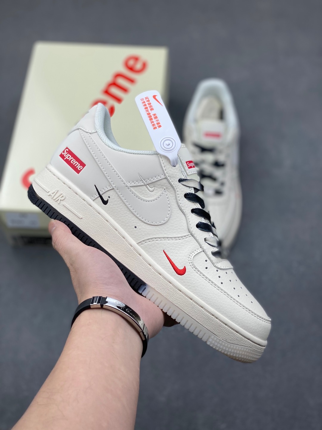 Nike Air Force 1 '07 Low Supreme Collab Sneakers - Style & Comfort 2 i1735590572874 2791 0 0