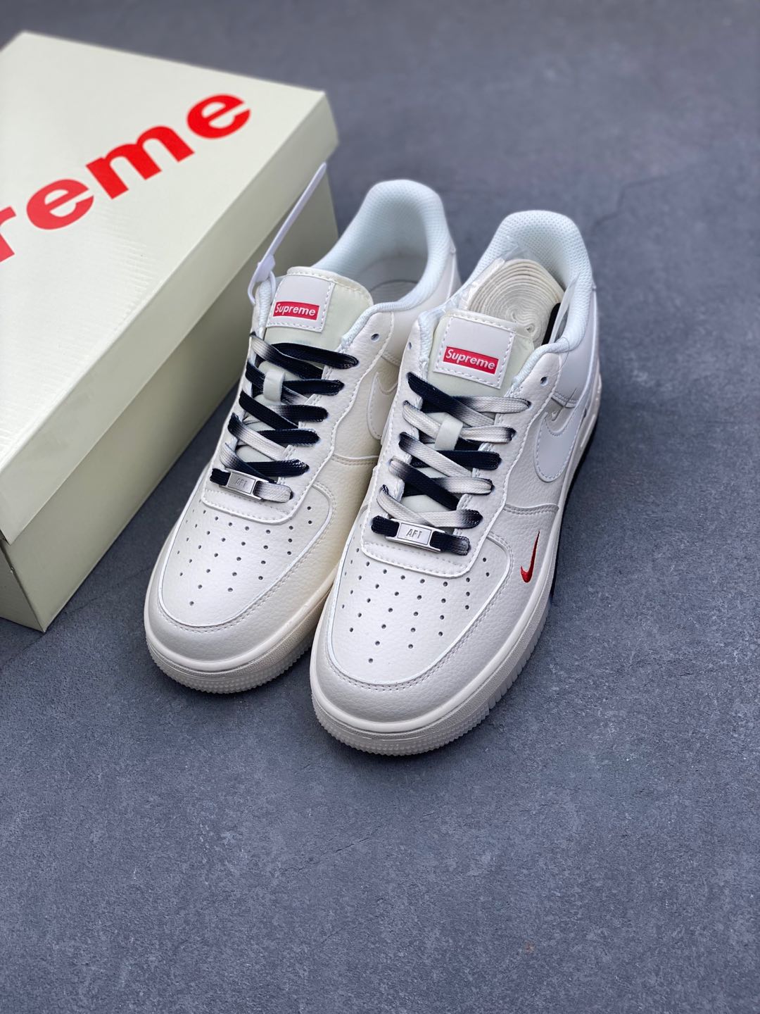 Nike Air Force 1 '07 Low Supreme Collab Sneakers - Style & Comfort 9 i1735590573345 9990 0 7