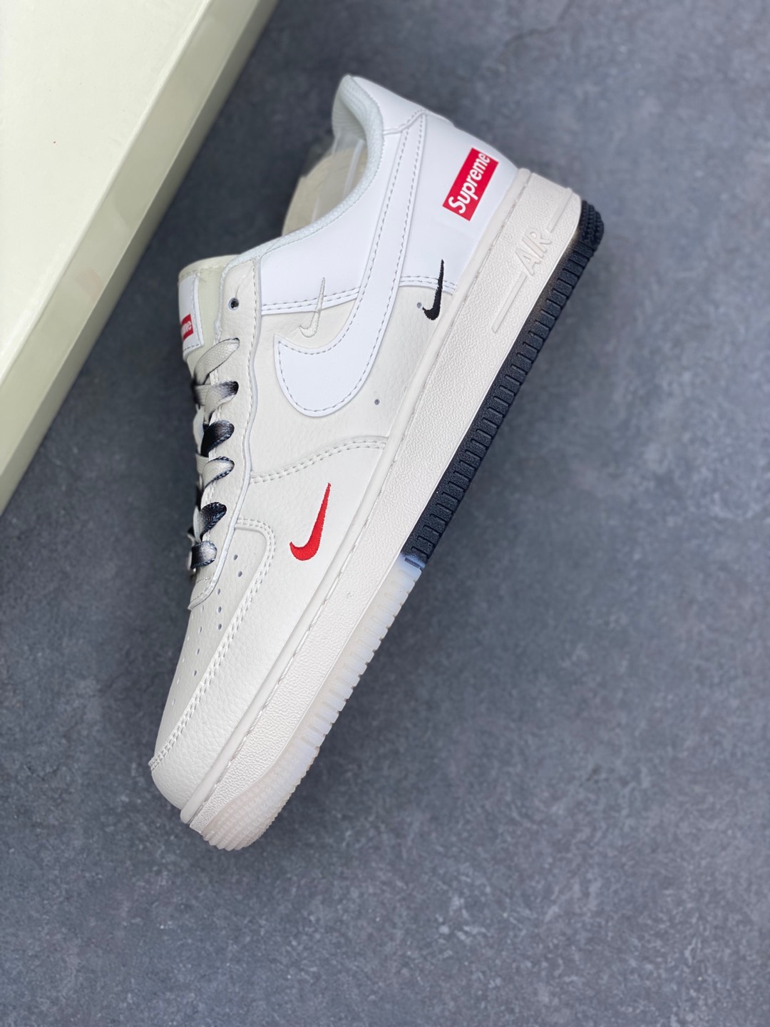 Nike Air Force 1 '07 Low Supreme Collab Sneakers - Style & Comfort 8 i1735590573614 228 0 6