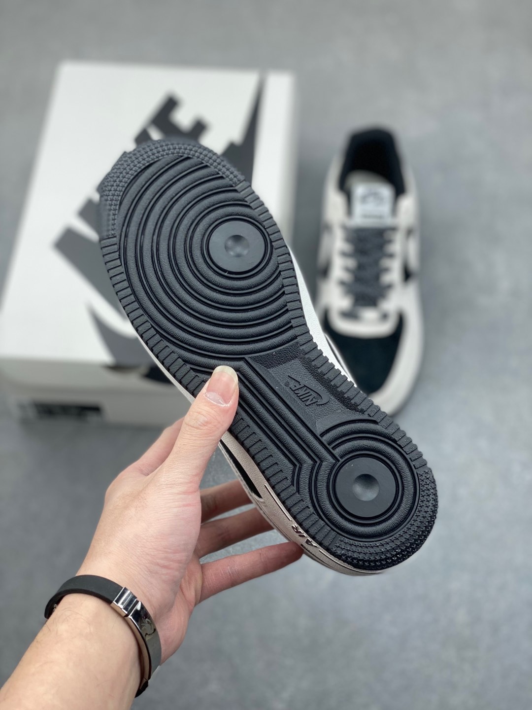 Nike Air Force 1 '07 Low Supreme Collab Sneakers - Gray/Black - Limited Edition 7 i1735667638659 6509 0 5