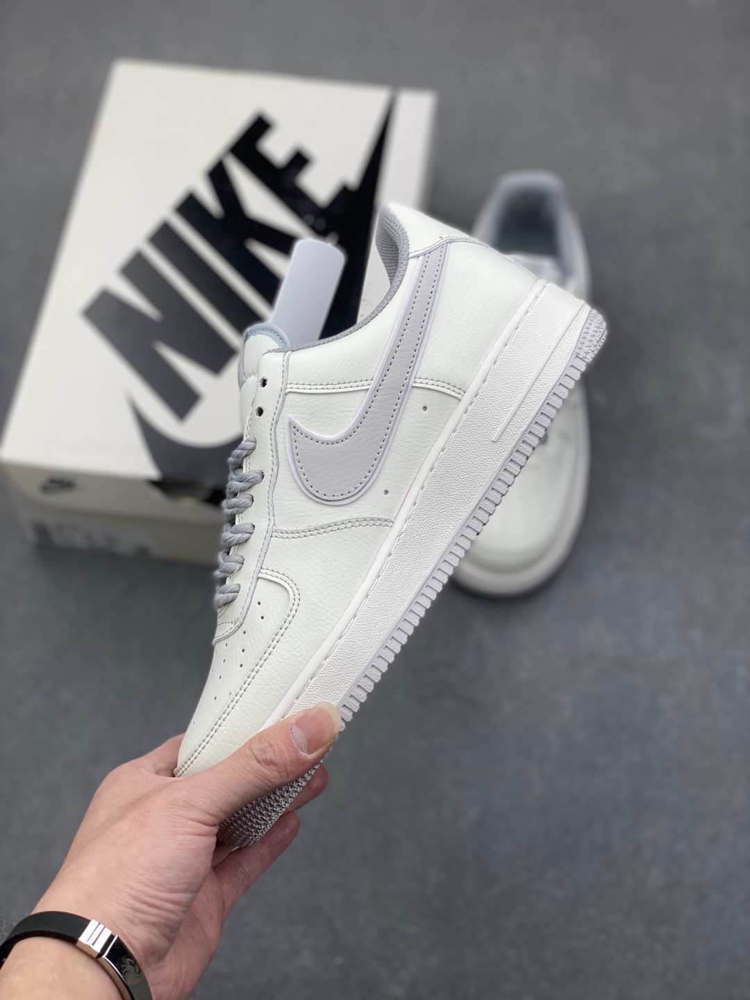 Undefeated x Nike Air Force 1 Low White/Grey Limited Edition Sneakers 4 i1735668549519 1177 0 2