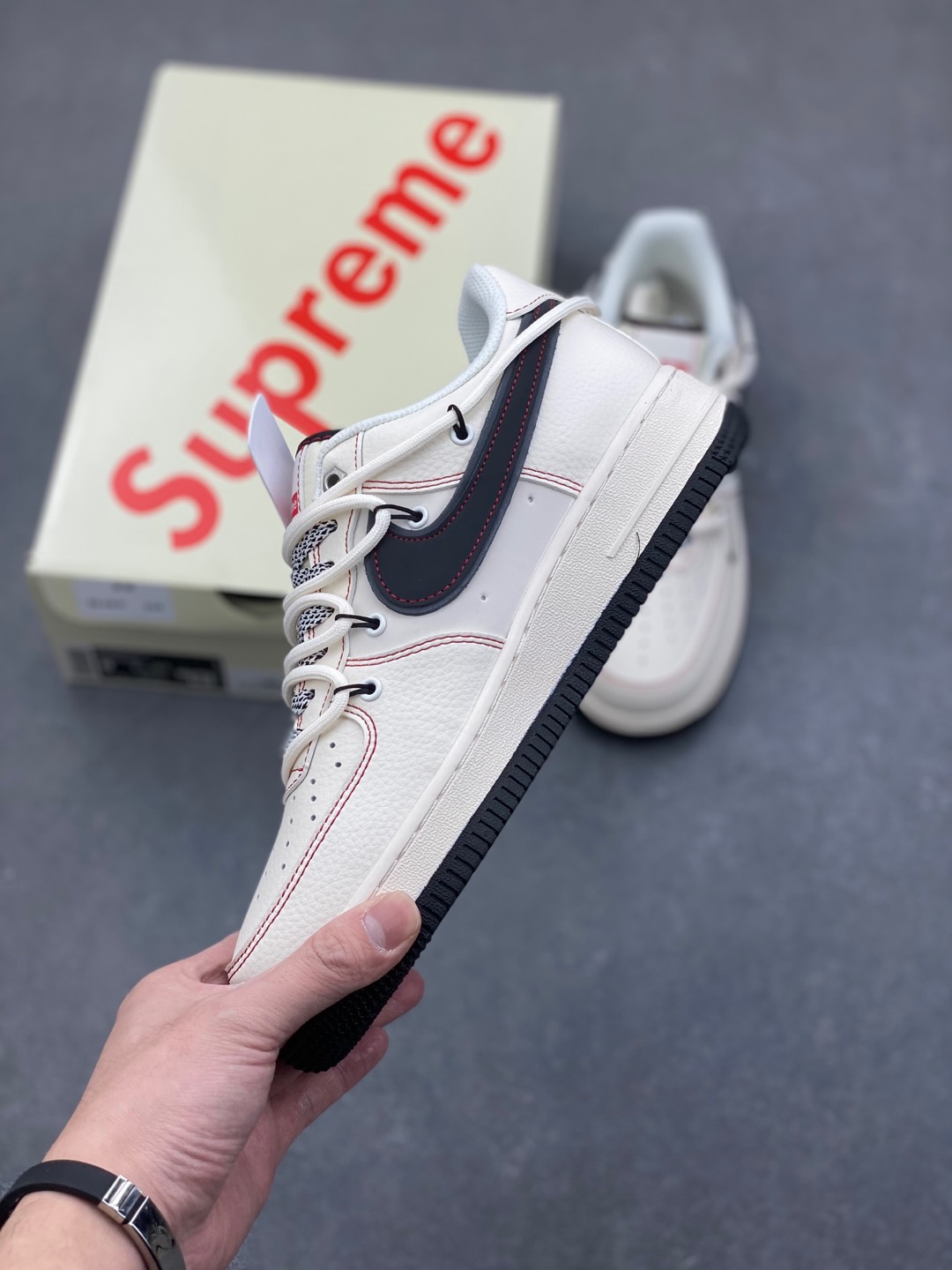 Nike Air Force 1 '07 Low Supreme Collaboration Sneakers 4 i1736113244266 4831 0 2