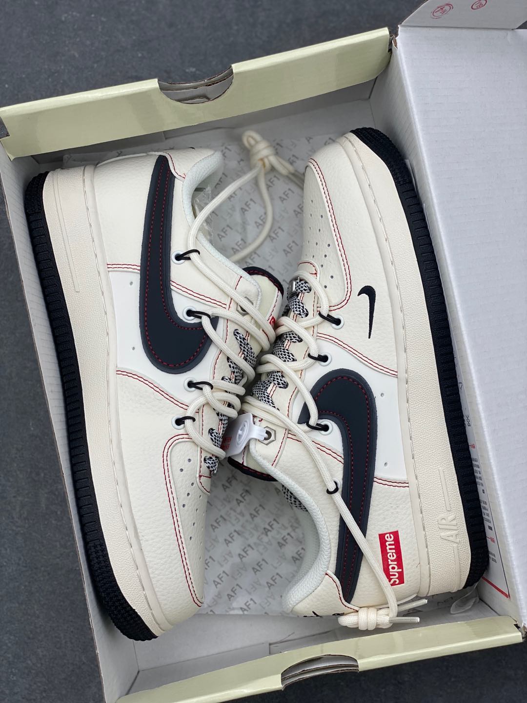 Nike Air Force 1 '07 Low Supreme Collaboration Sneakers 10 i1736113245477 8424 0 8