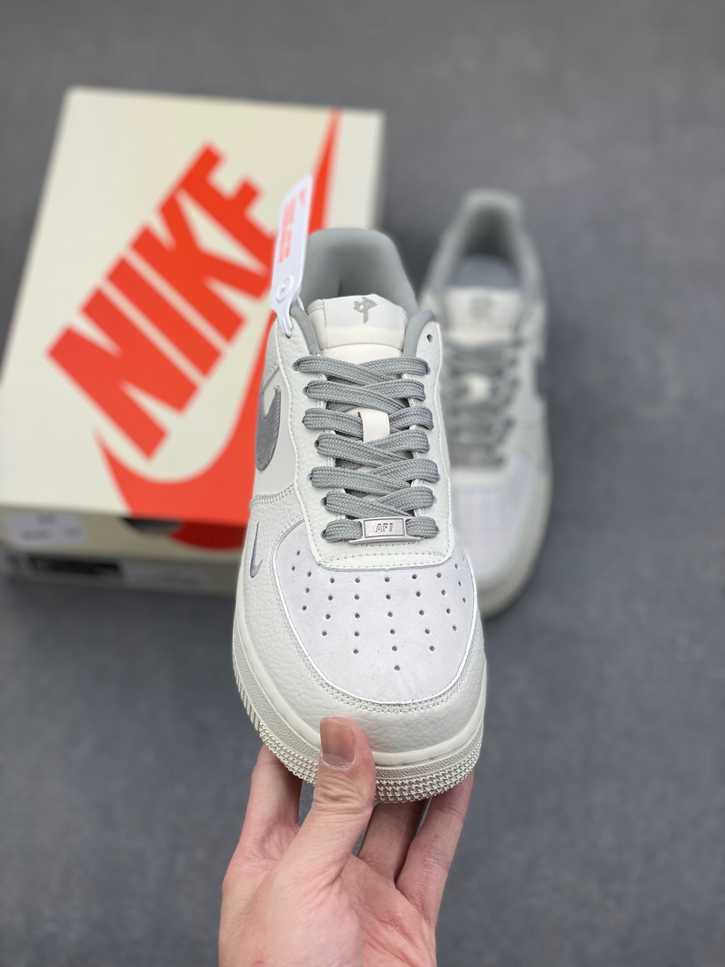 Nike Air Force 1 '07 Low Supreme Collaboration Sneakers - Limited Edition 3 i1736317949983 6134 0 1