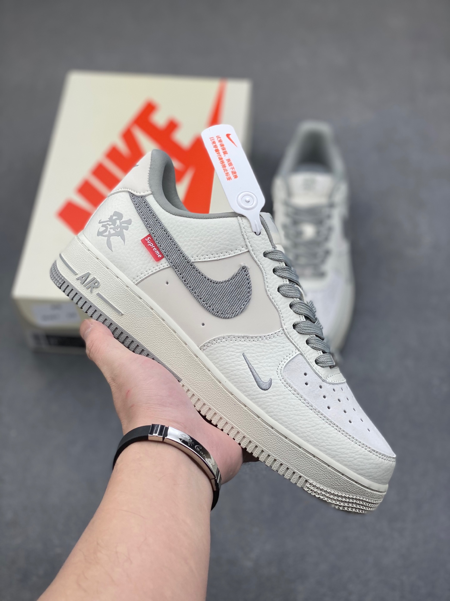 Nike Air Force 1 '07 Low Supreme Collaboration Sneakers - Limited Edition 2 i1736317949983 9500 0 0