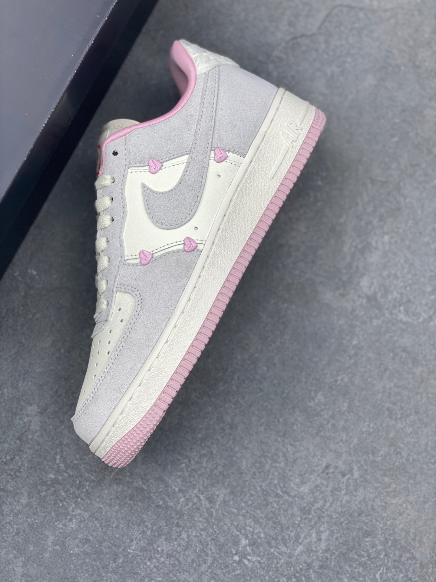 Nike Air Force 1 '07 Low: Iconic Style, Cushioned Comfort, and Subtle Detailing 8 i1736452384899 6630 0 6
