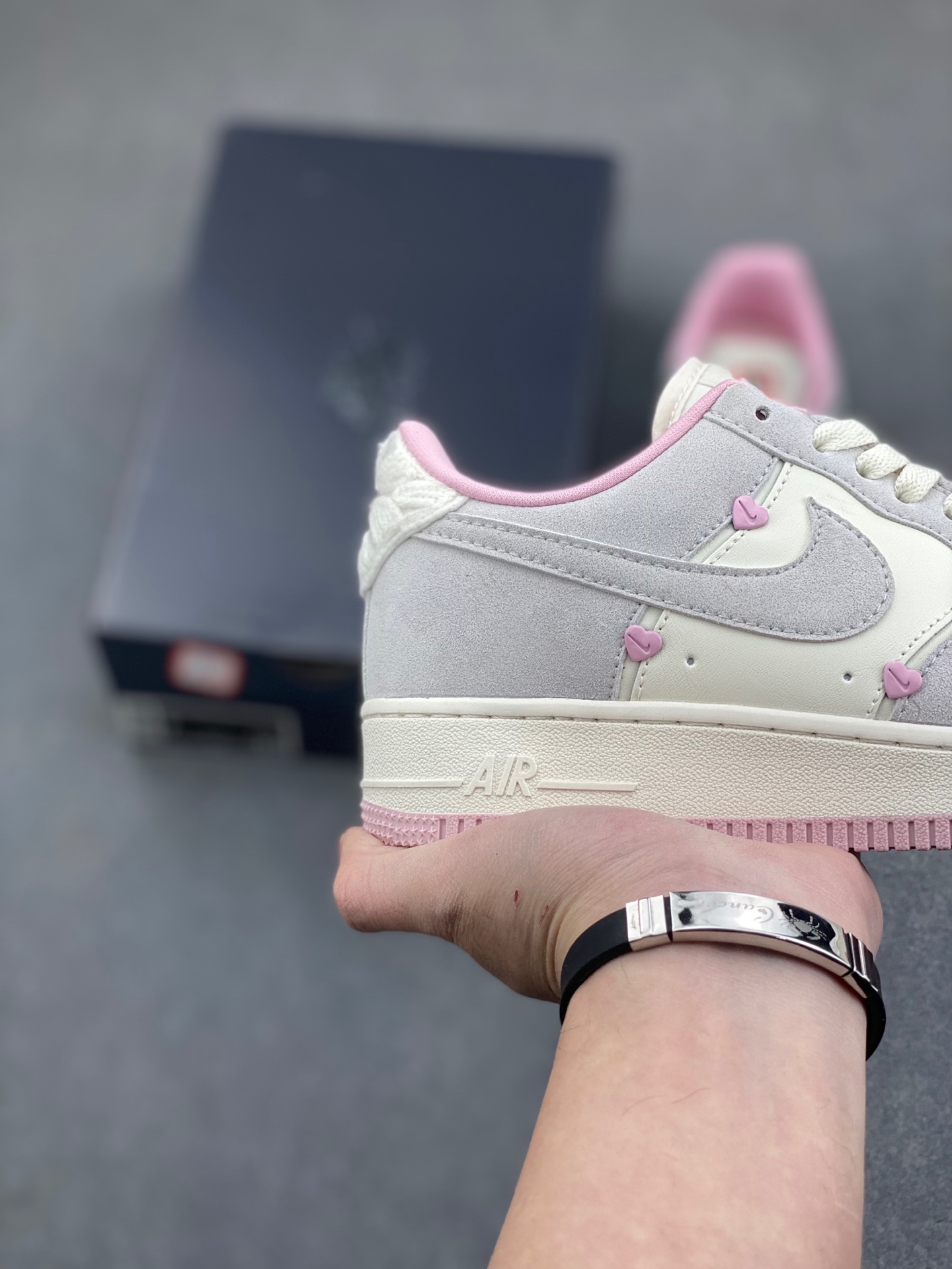 Nike Air Force 1 '07 Low: Iconic Style, Cushioned Comfort, and Subtle Detailing 6 i1736452385169 3375 0 4