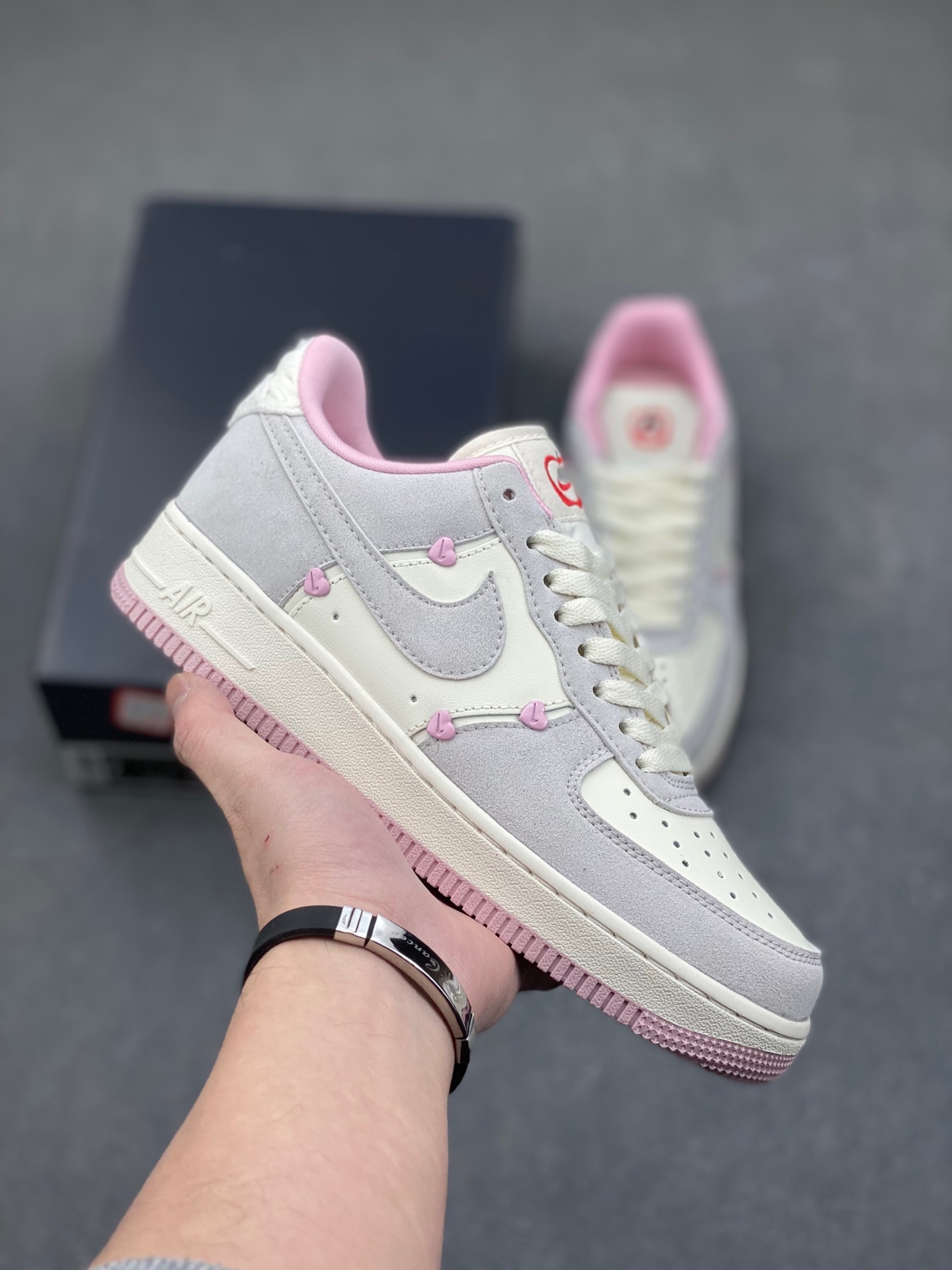Nike Air Force 1 '07 Low: Iconic Style, Cushioned Comfort, and Subtle Detailing 2 i1736452385683 2738 0 0