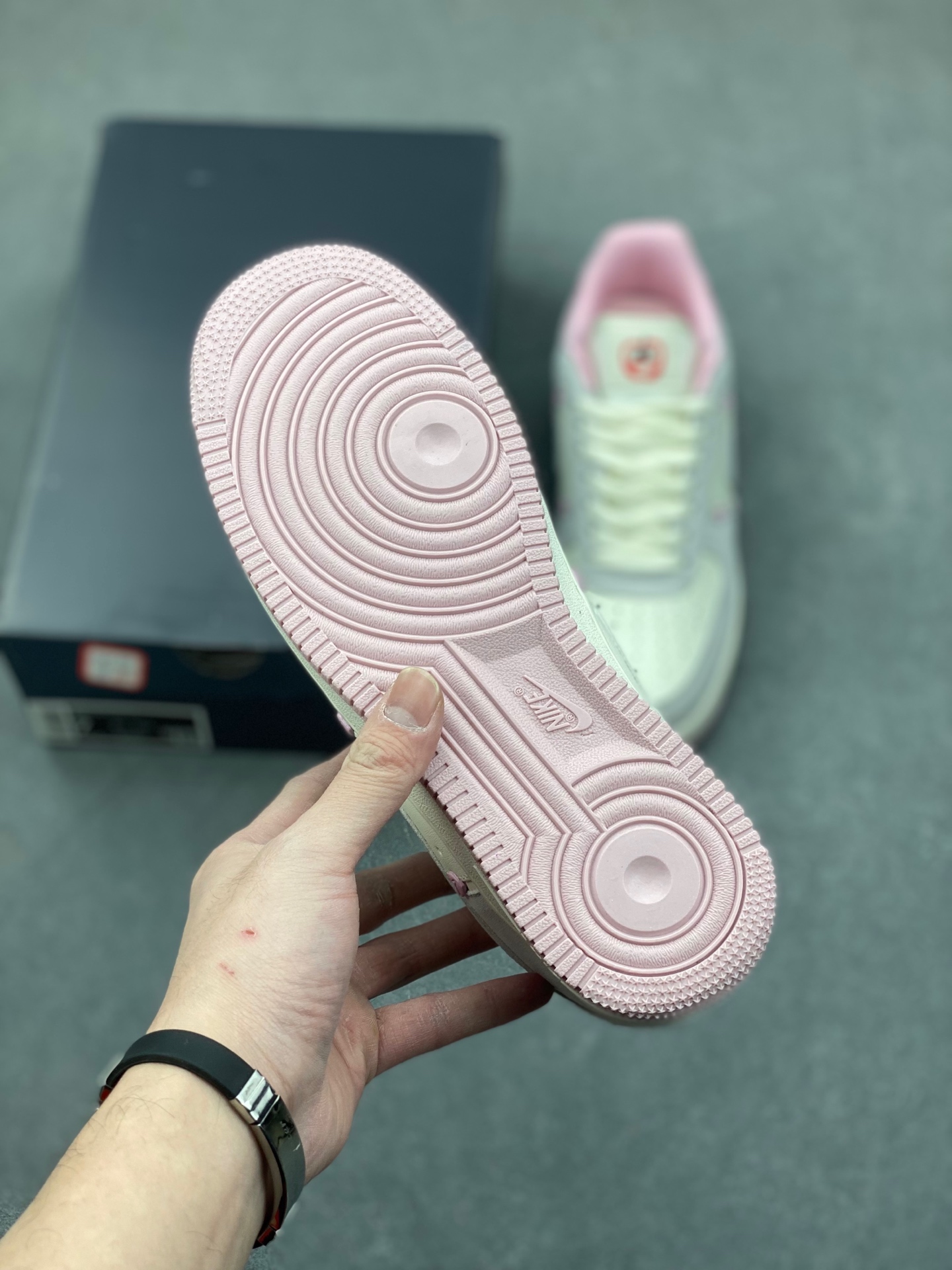 Nike Air Force 1 '07 Low: Iconic Style, Cushioned Comfort, and Subtle Detailing 7 i1736452385948 284 0 5