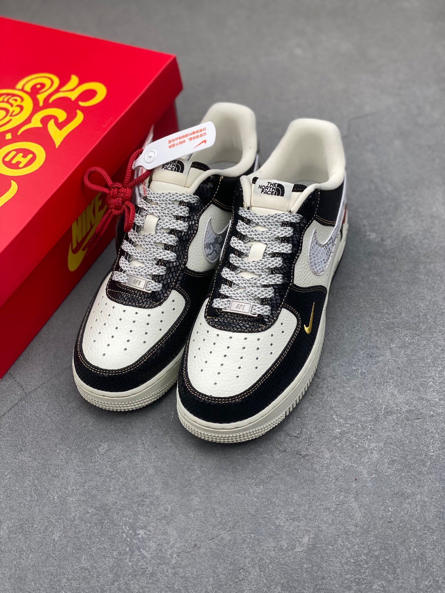 Nike Air Force 1 '07 Low Stussy Black and White Snake Edition Sneakers 9 i1736543140851 1921 0 7